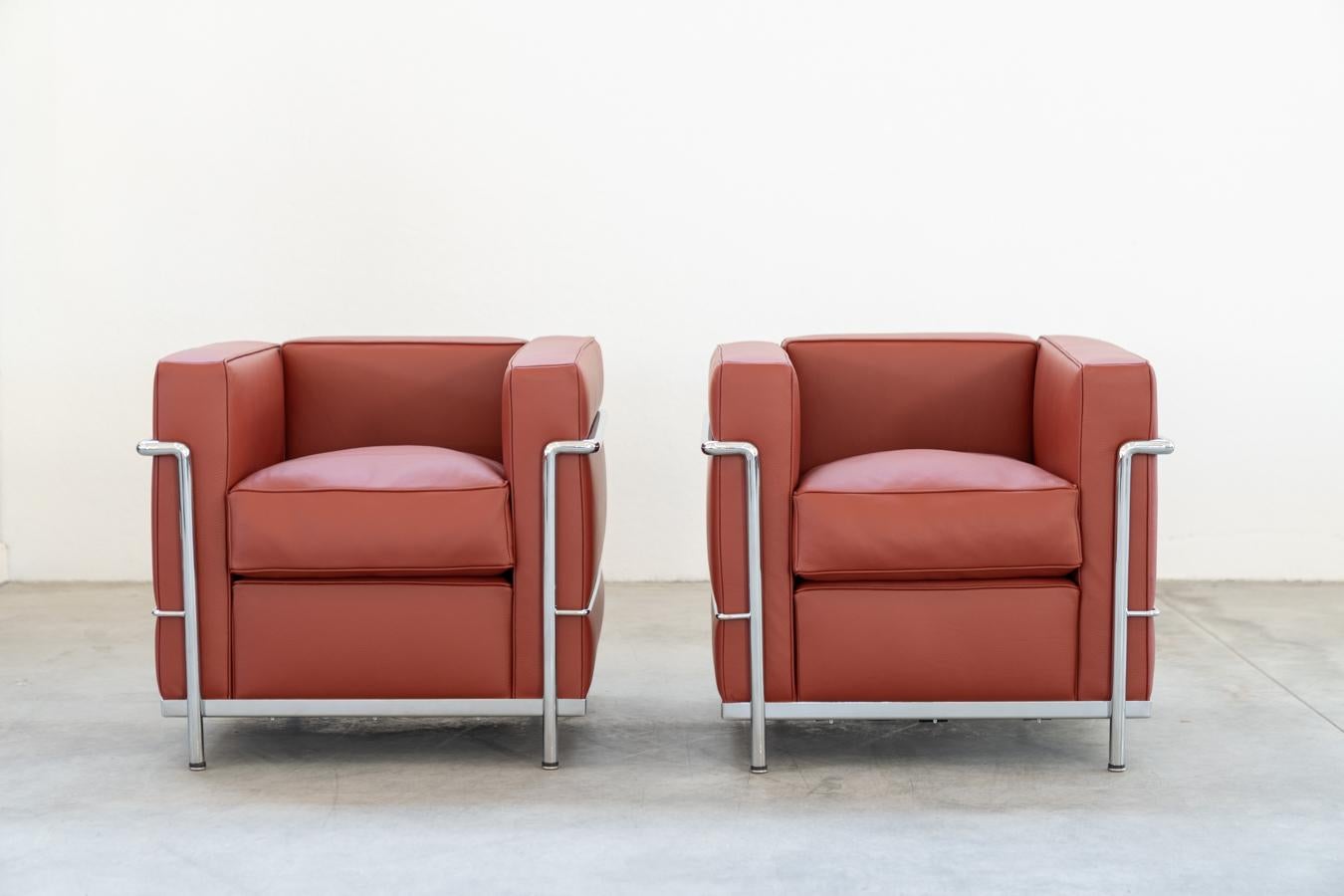 Paire de fauteuils, LC2 CARMIN CLUB CHAIR, Le Corbusier ET Charlotte Perriand pour Cassina-1980	
Superbe paire de fauteuils Le Corbusier d'origine, jamais utilisés, comme neufs. Leur peau très épaisse au toucher ne présente aucune égratignure,