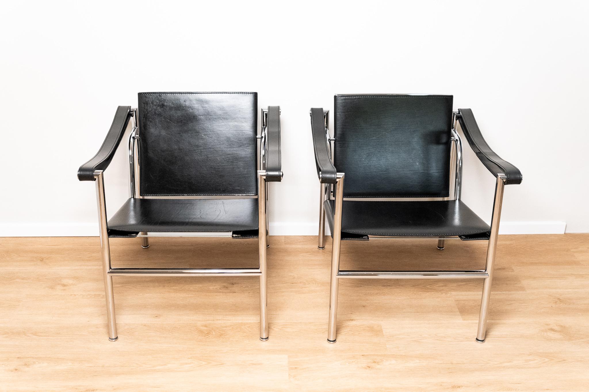 Paire de fauteuils Le Corbusier, Pierre Jeanneret, Charlotte Perriand, chaise LC1 de Cassina, Made in Italy, 1978. 
La chaise a été conçue par Le Courbusier, Pierre Jeanneret et Charlotte Perriand en 1928 et a été relancée en 1975. Produit par
