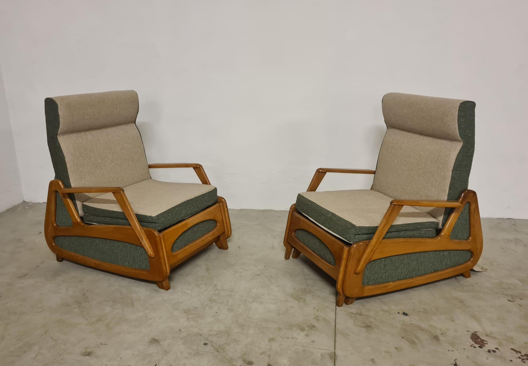 Fauteuils-lits des années 1950.

Paire d'élégants fauteuils de fabrication française, années 1950.

Les fauteuils offrent 3 possibilités de configuration : siège, dormeuse et lit.

Le siège coulissant permet de l'ouvrir et de l'allonger, le dossier