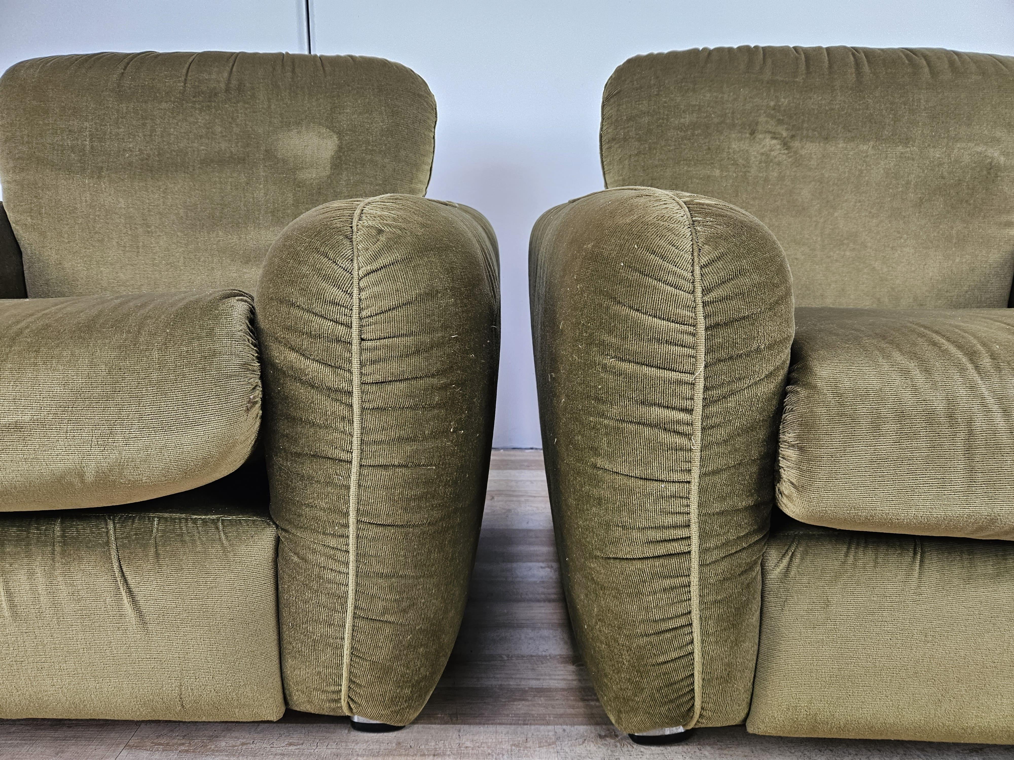 Paire de fauteuils italiens des années 1970 en tissu vert, 1970 en vente 3