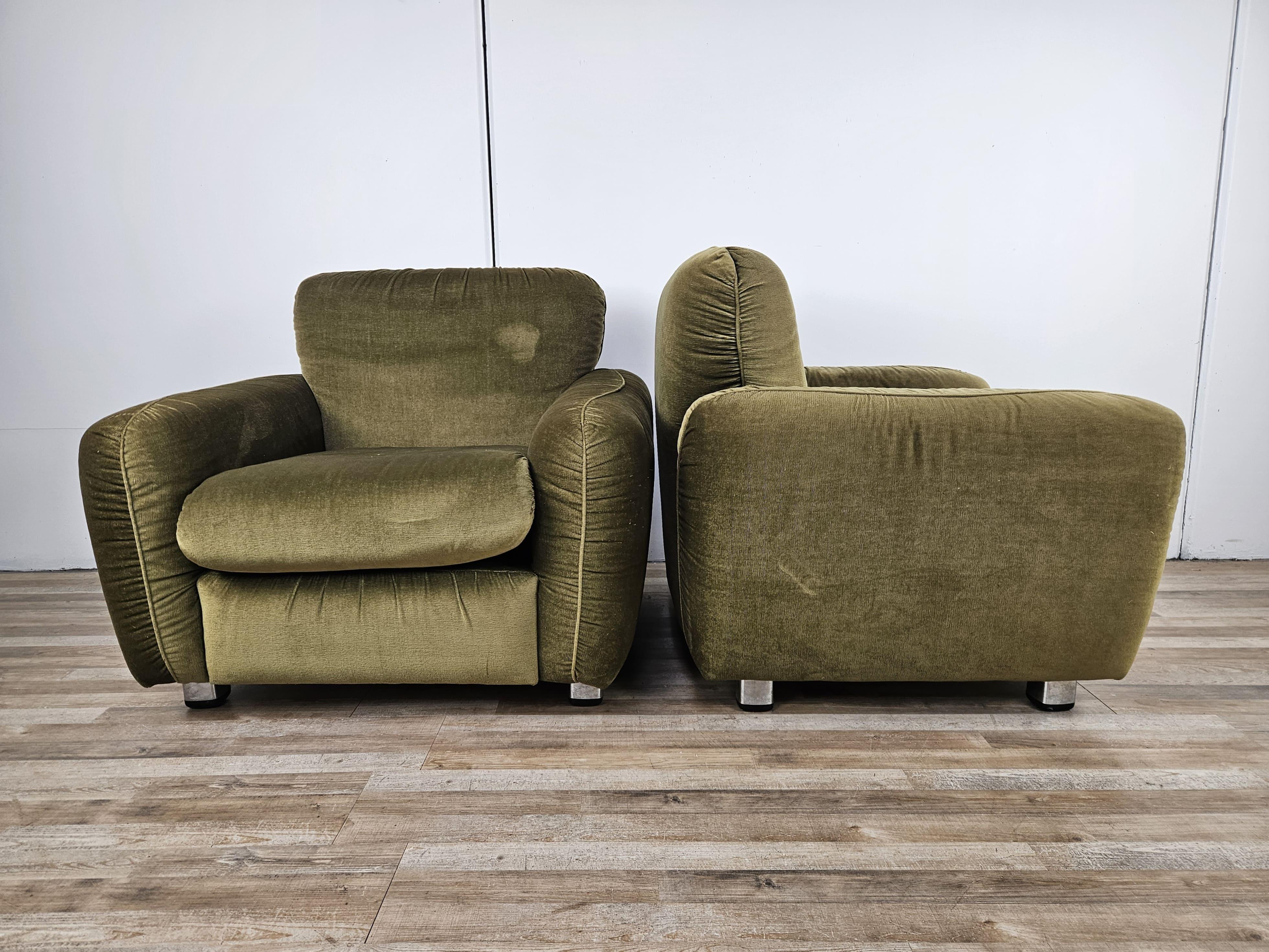 Fauteuils italiens vintage des années 1970, entièrement rembourrés et capitonnés en tissu vert avec des pieds en plastique et en métal.

Siège très confortable et spacieux, parfait pour les grands salons ou les salons modernes.

Ils présentent des