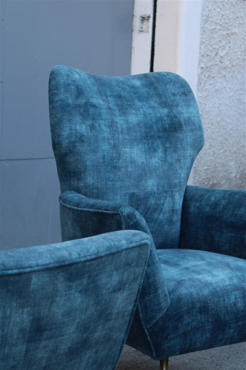 Coppia di armadietti italiani del Medioevo con piedi in ottone e velluto blu in stile Gio Ponti in vendita 3