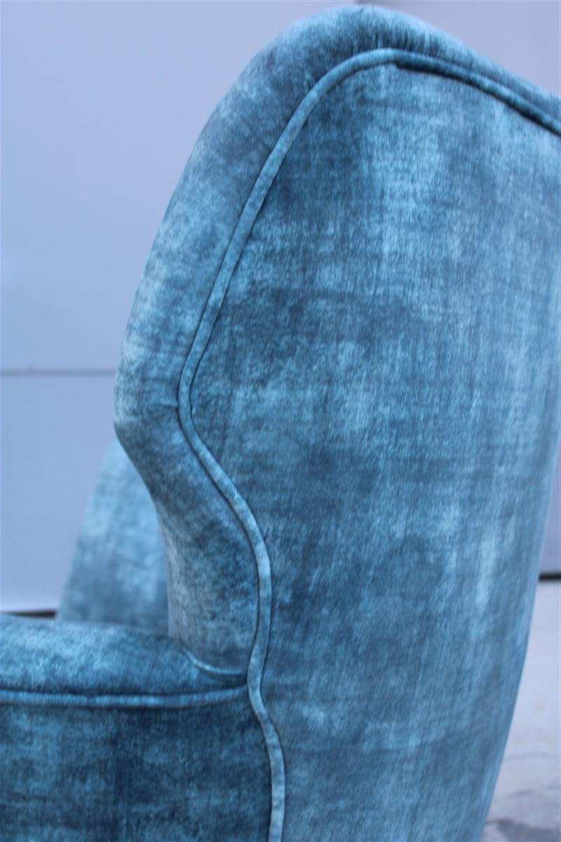 Coppia di armadietti italiani del Medioevo con piedi in ottone e velluto blu in stile Gio Ponti in vendita 9