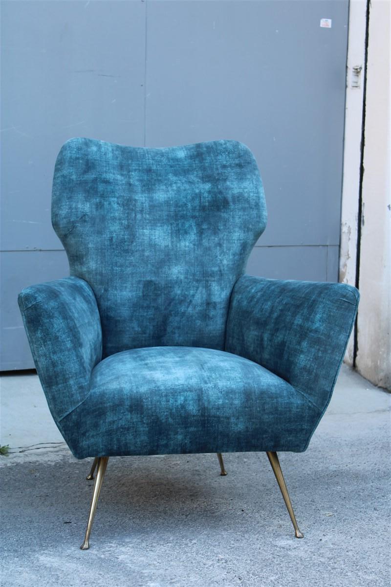 Coppia di Poltrone del 1950 circa, di stile e design originale Italiano piedi in ottone, schienale particolare sagomato.