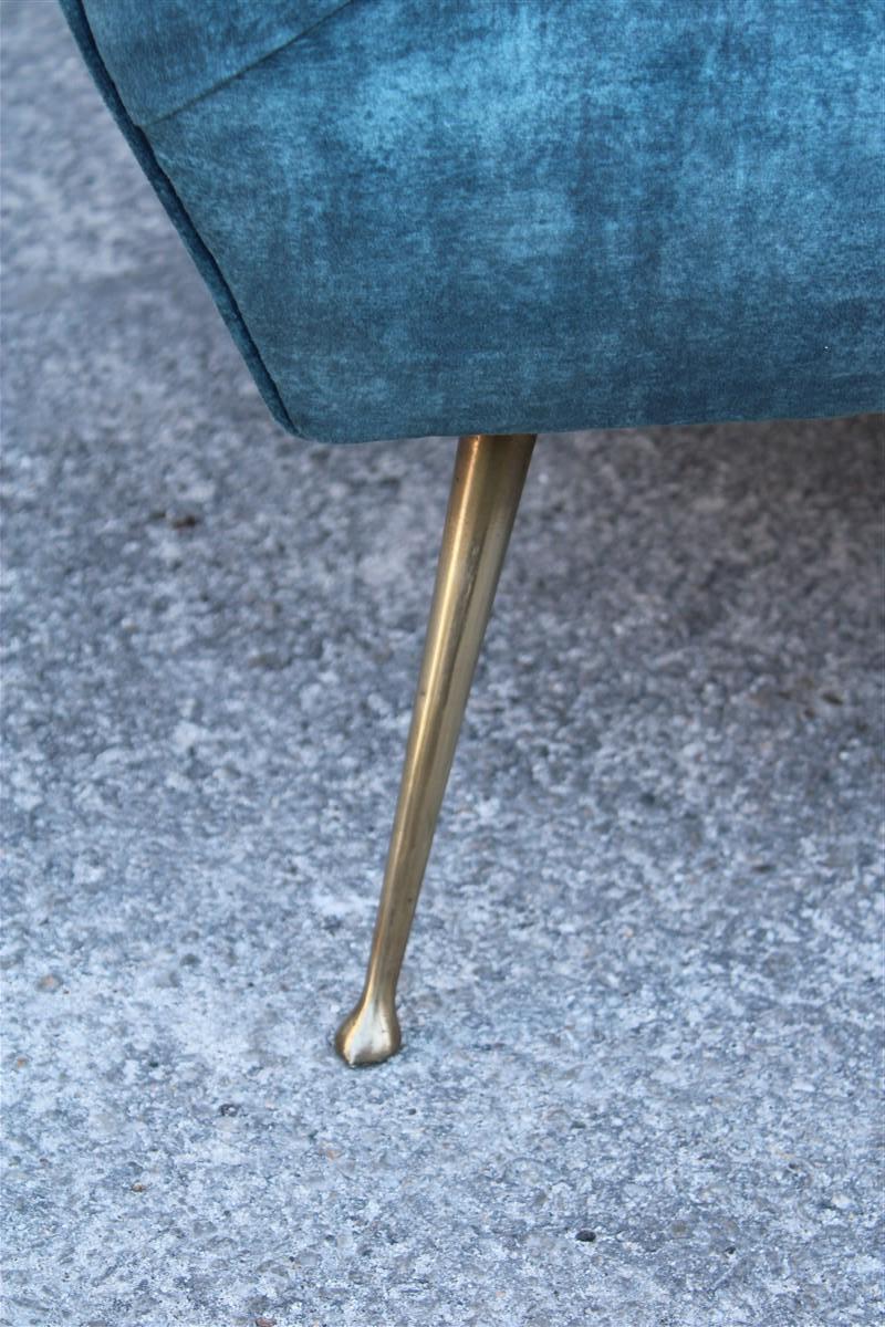 Mid-Century moderno Coppia di armadietti italiani del Medioevo con piedi in ottone e velluto blu in stile Gio Ponti in vendita