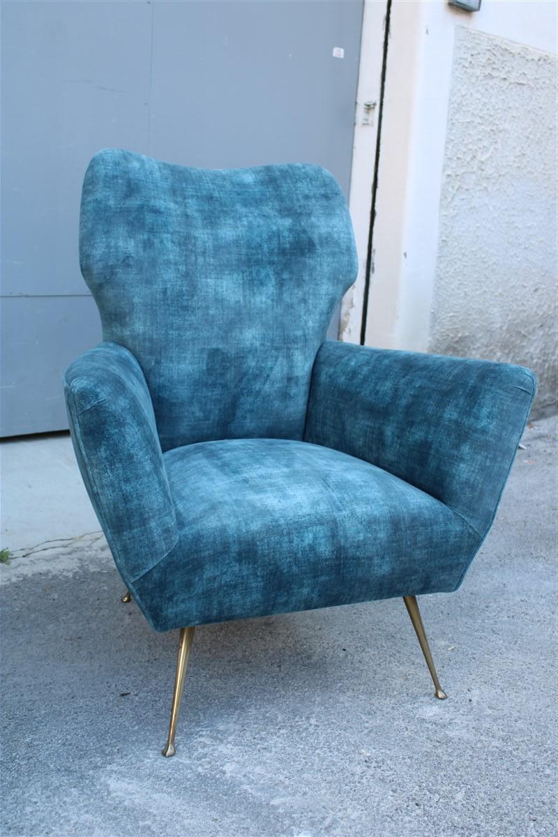 Mid-20th Century Coppia di armadietti italiani del Medioevo con piedi in ottone e velluto blu in stile Gio Ponti in vendita