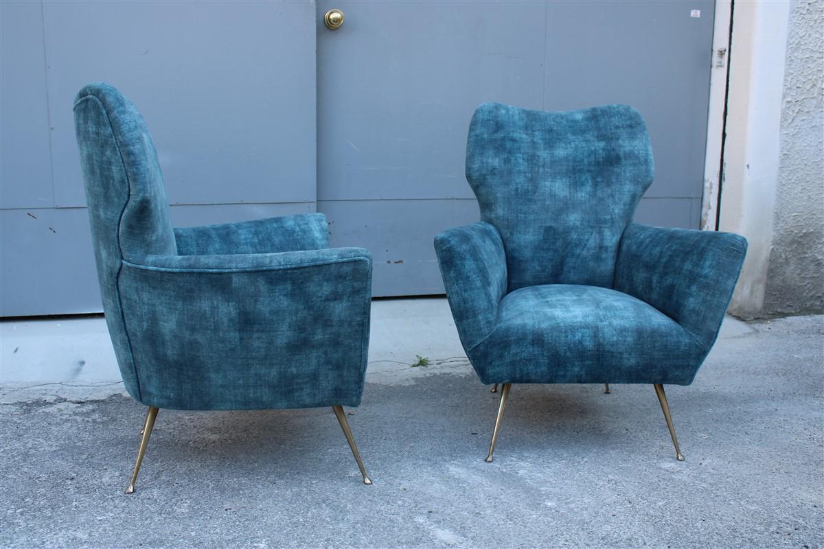 Ottone Coppia di armadietti italiani del Medioevo con piedi in ottone e velluto blu in stile Gio Ponti in vendita