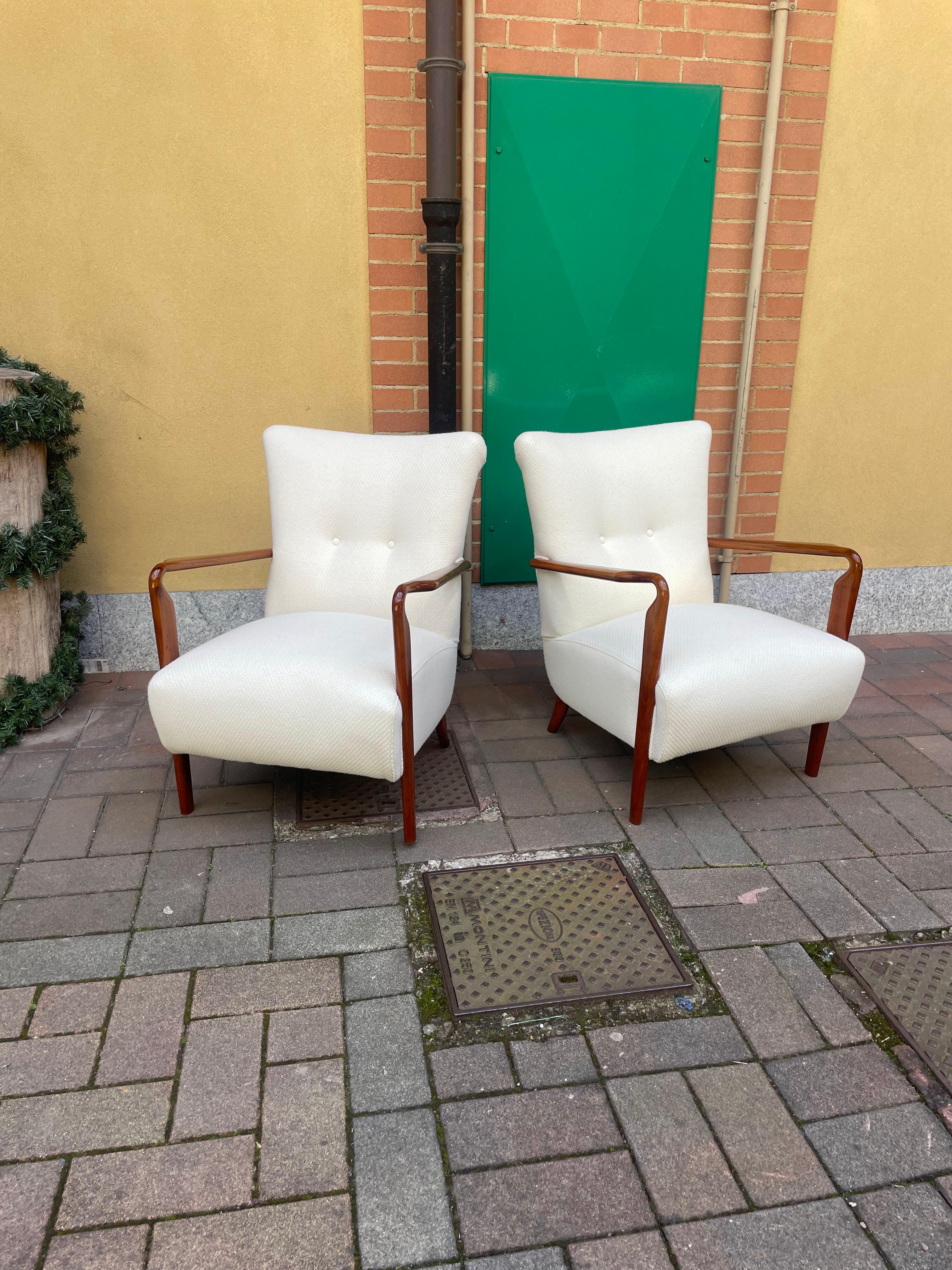 Pair of armchairs mod. 401 manufactured by Cassina dating from the late 1940s.
The armchairs are made of cherry wood and high-quality wool fabric.
They have been restored and by design and material have a very elegant style as well as being very