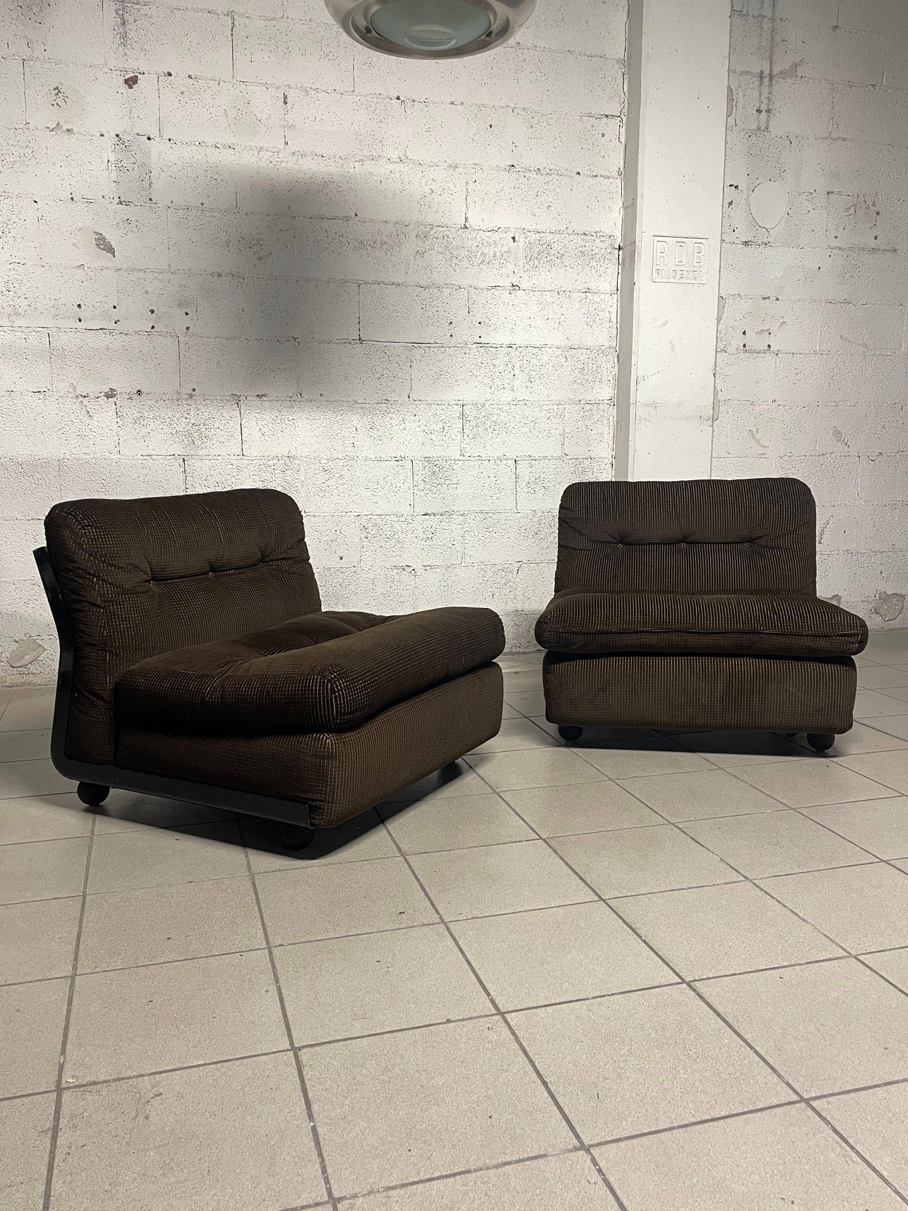 Set di 2 poltrone modello 'Amanta' di Mario Bellini per B&B Italia, anni '70.

La struttura è in materiale plastico con imbottitura in espanso e rivestimento in velluto originale del periodo.

Marchio della manifattura presente alla base delle
