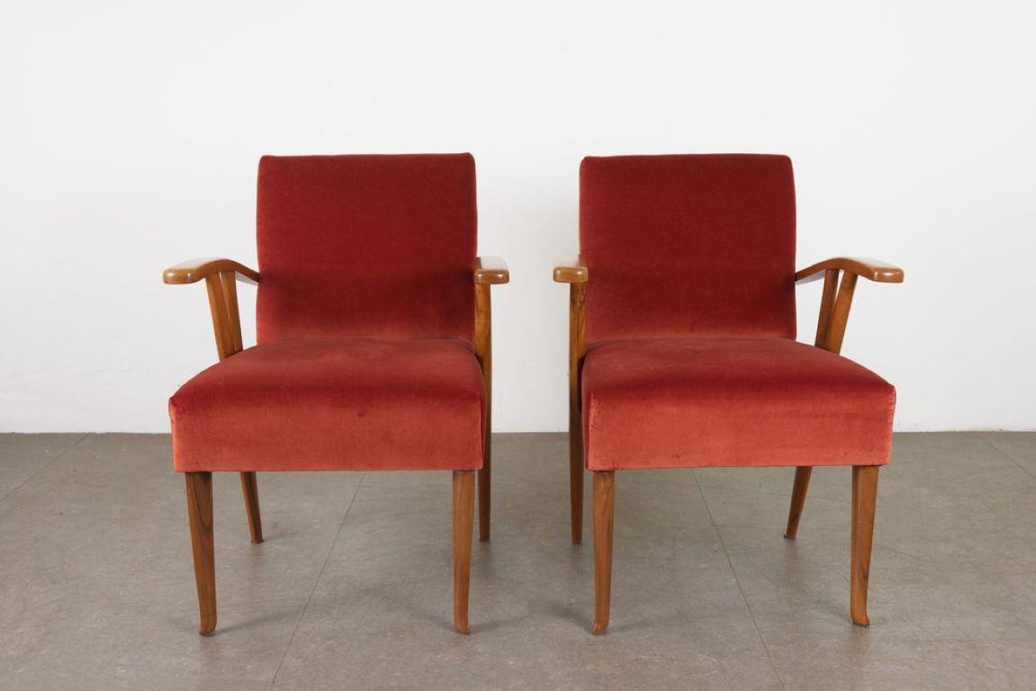 A pair of elegant armchairs with refined lines, they are made in the early 1950s by designer Enrico Ciuti.
The special feature of these armchairs certainly is the curl on the end of the leg, which makes them light and with a harmonious line.
They