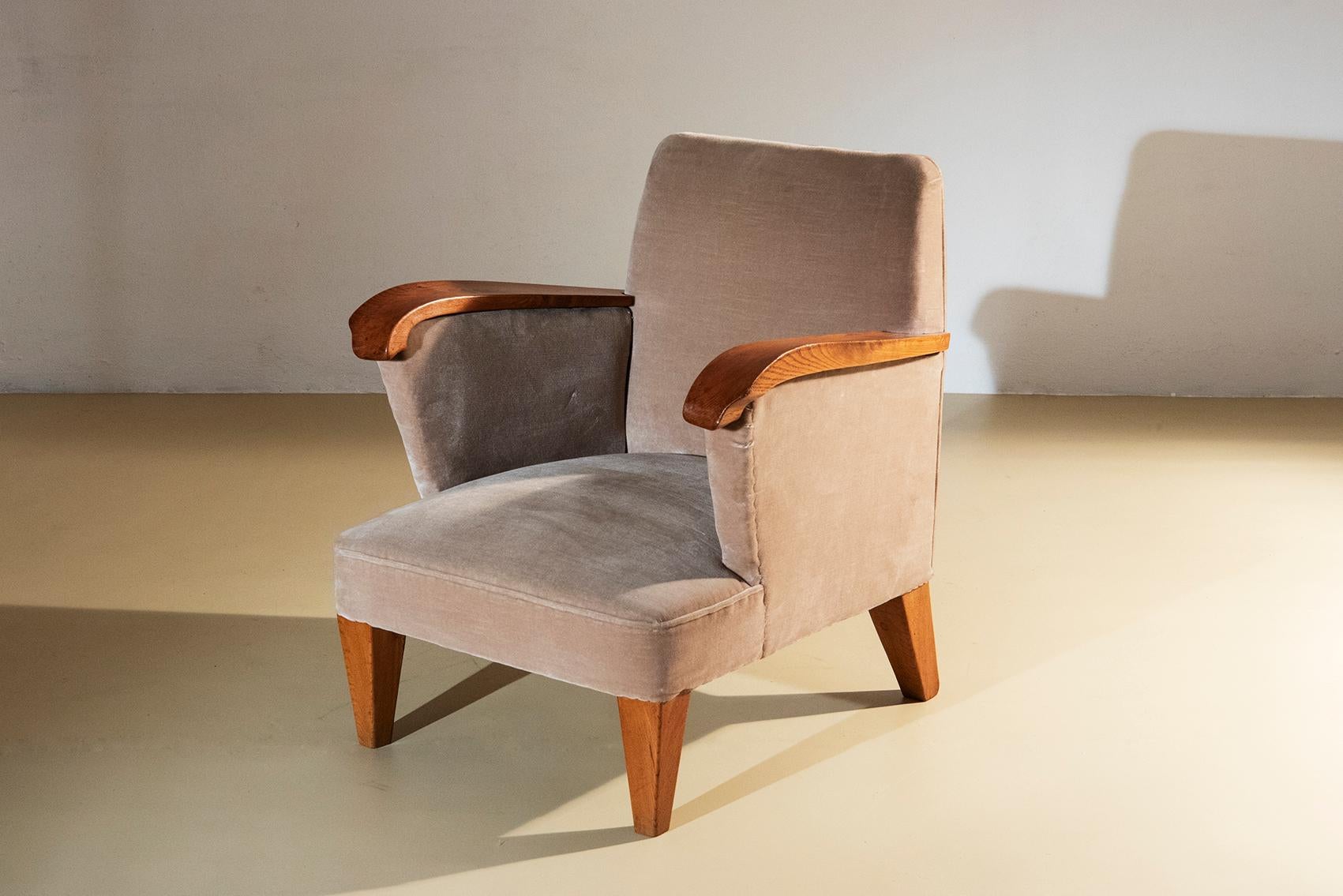 Pair of armchairs, Italian production
Pair of Italian-made armchairs upholstered in fabric in shades of beige, armrests with distinctive sculptural molding and wooden legs.
Italian manufacture, late 1940s
