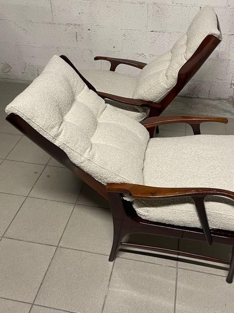 Pareja de sillones reclinables de los años 50 en madera y tela en venta 12