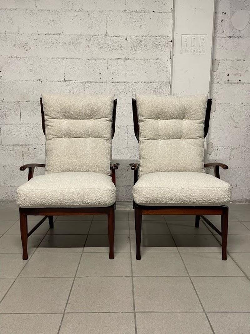 Pareja de sillones reclinables de los años 50.

Estructura de caoba completamente restaurada y cojines de asiento y respaldo de tela bouclé.

Los sillones son reclinables levantando los reposabrazos y se pueden tomar en 3 posiciones diferentes,