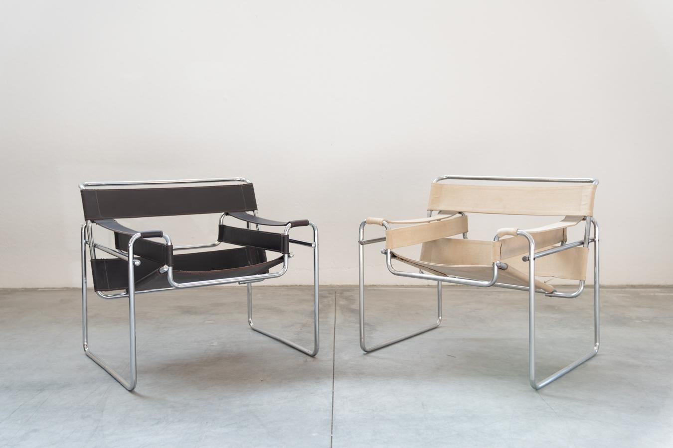 Paire de fauteuils, réplique de WASSILY, 1970
    Également connu sous le nom de MODEL B3- de Marcel Breur pour Gavina '70. Structure en                 en métal avec assise, accoudoirs et dossier en cuir. Marron et beige            
PIÈCES         