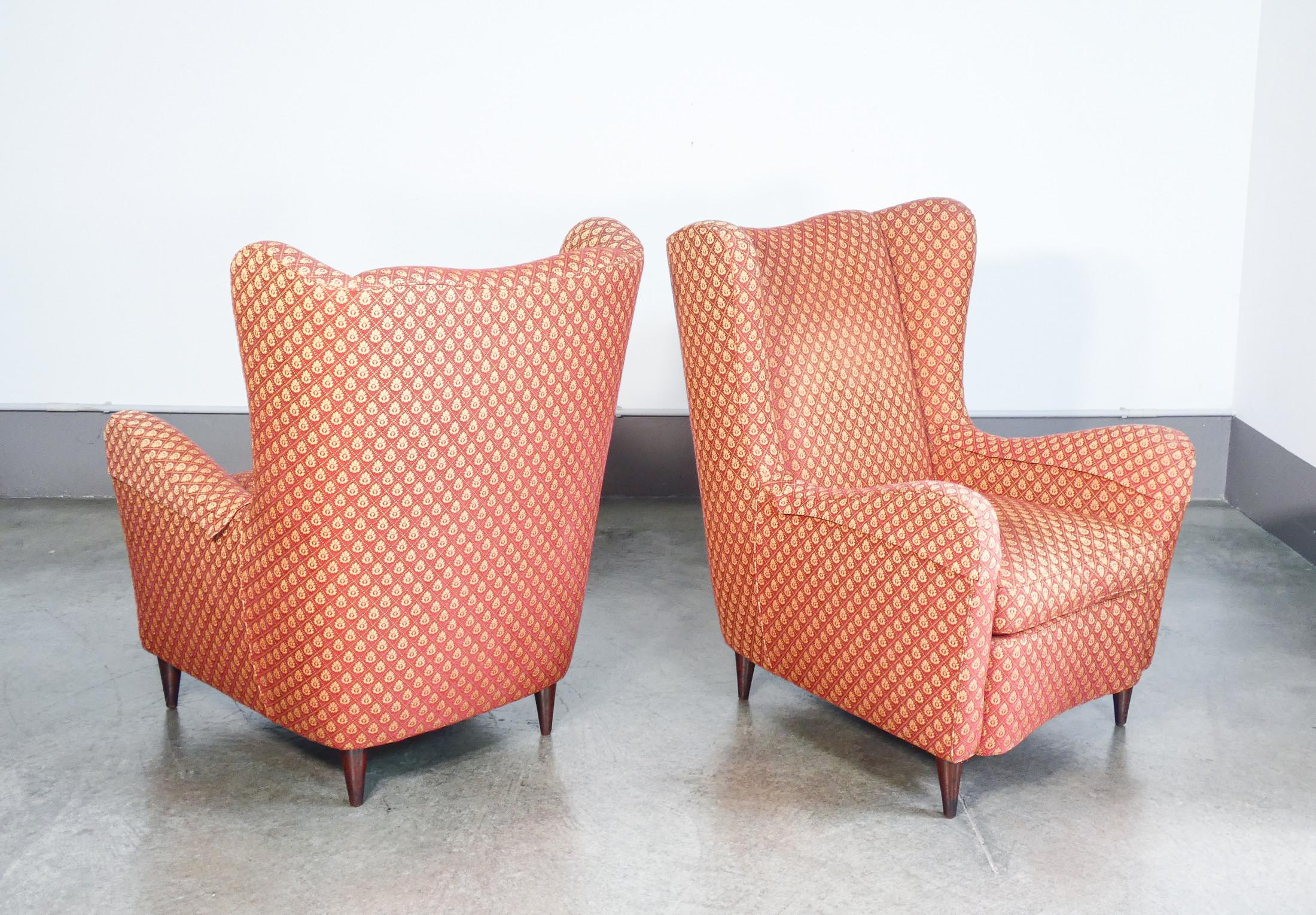 Paire de fauteuils
dans le style de
Giò PONTI.

ORIGINE
Italie

PÉRIODE
1940s

AUTEUR
Attribué à Giò PONTI
(1891–1979)

MATÉRIAUX
Matériaux mixtes

DIMENSIONS
Hauteur : 98 cm
Largeur : 74 cm
Profondeur : 85 cm
Assise : 45 cm

CONDITIONS
Les chaises