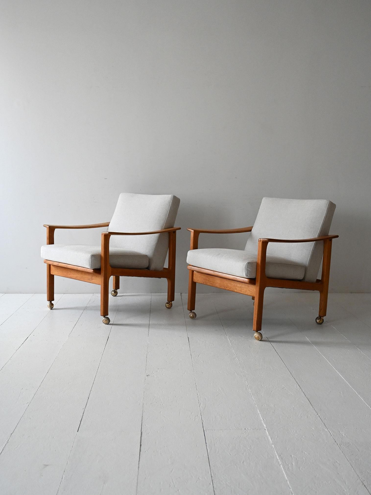 Sillones de los años 50/60 fabricados por Ferd. Lundquist Göteborg, roble con ruedas y nueva tapicería de tela gris claro.

Pareja de sillones escandinavos de los años 50/60 producidos por la firma sueca Ferd. Lundquist en Gotemburgo. El marco de