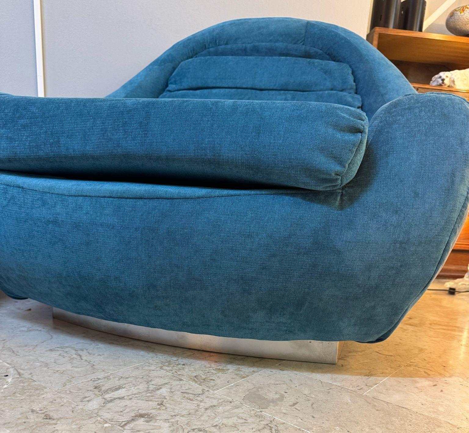 Paire de fauteuils de style Carrera datant des années 1970. Les fauteuils reposent sur une base en métal chromé. Ils sont recouverts d'un tissu d'une magnifique couleur sarcelle. Les fauteuils sont tous deux en bon état.