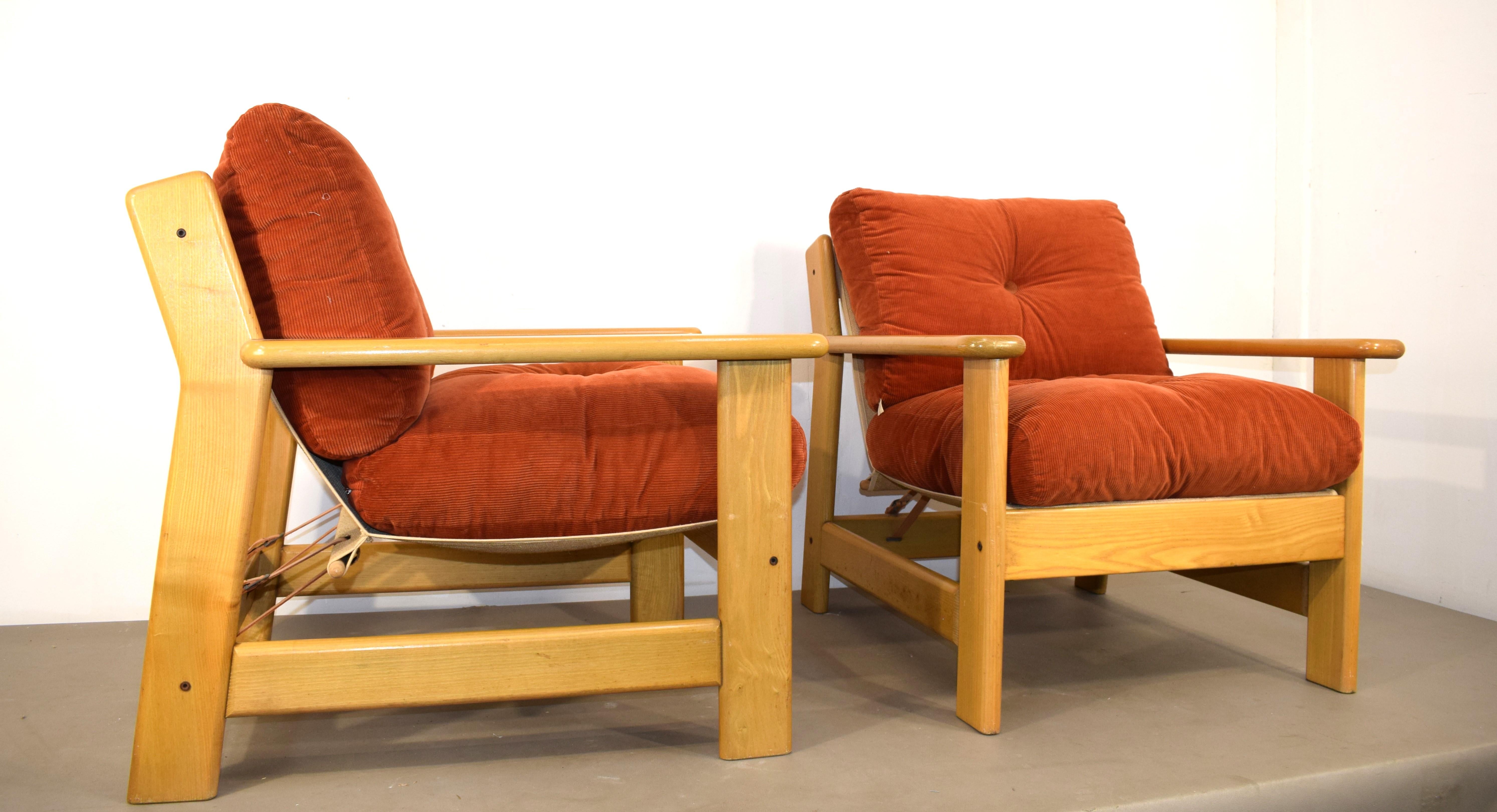 Pareja de sillones muy cómodos de fabricación sueca de los años 70.
Los cojines superacolchados hacen que estos sillones sean perfectos para momentos de relax leyendo un libro o frente al televisor.
Las correas de cuero que sujetan la estructura son