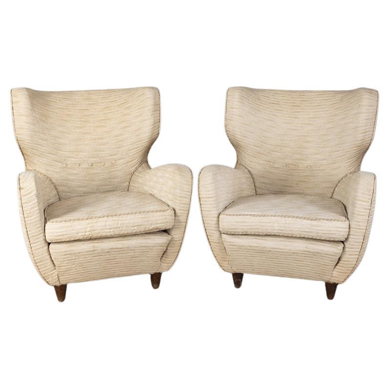 Paire de fauteuils avec pieds en bois et revêtement en tissu blanc, design italien, années 1950.

CONDITION :
En bon état, ils présentent des signes d'usure au fil du temps.

DIMENSIONS : 
Hauteur 91 cm ; largeur 75 cm ; profondeur 75 cm