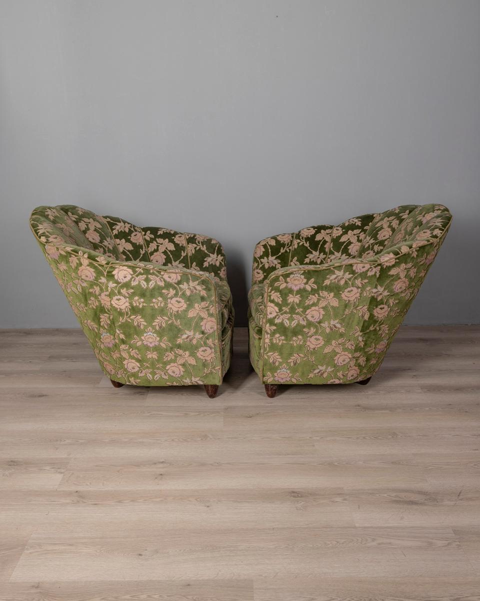 Pair of shell armchairs, with wooden feet and floral fabric upholstery, Italian design, 1950s.

CONDITION:
In good condition, showing signs of wear given by time.

SIZING: 
Height 85 cm; width 80 cm;  Length 95 cm;  

MATERIALS: 
Wood and