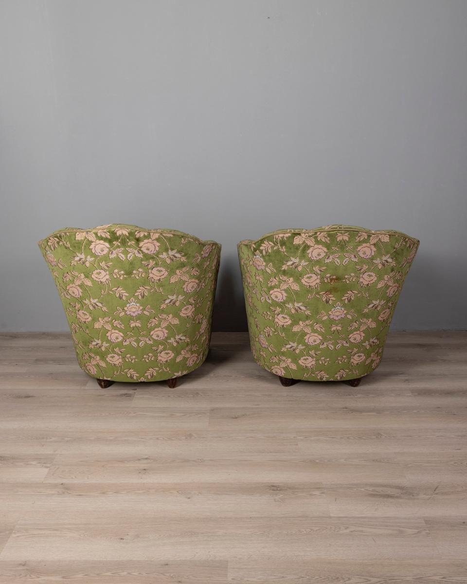 Mid-Century Modern Pair of 1950s vintage armchairs in floral fabric Italian design For Sale