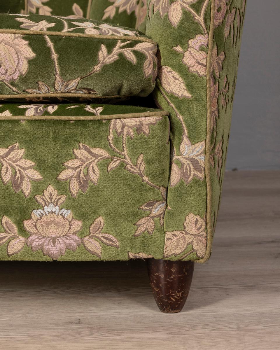 Fabric Pair of 1950s vintage armchairs in floral fabric Italian design For Sale