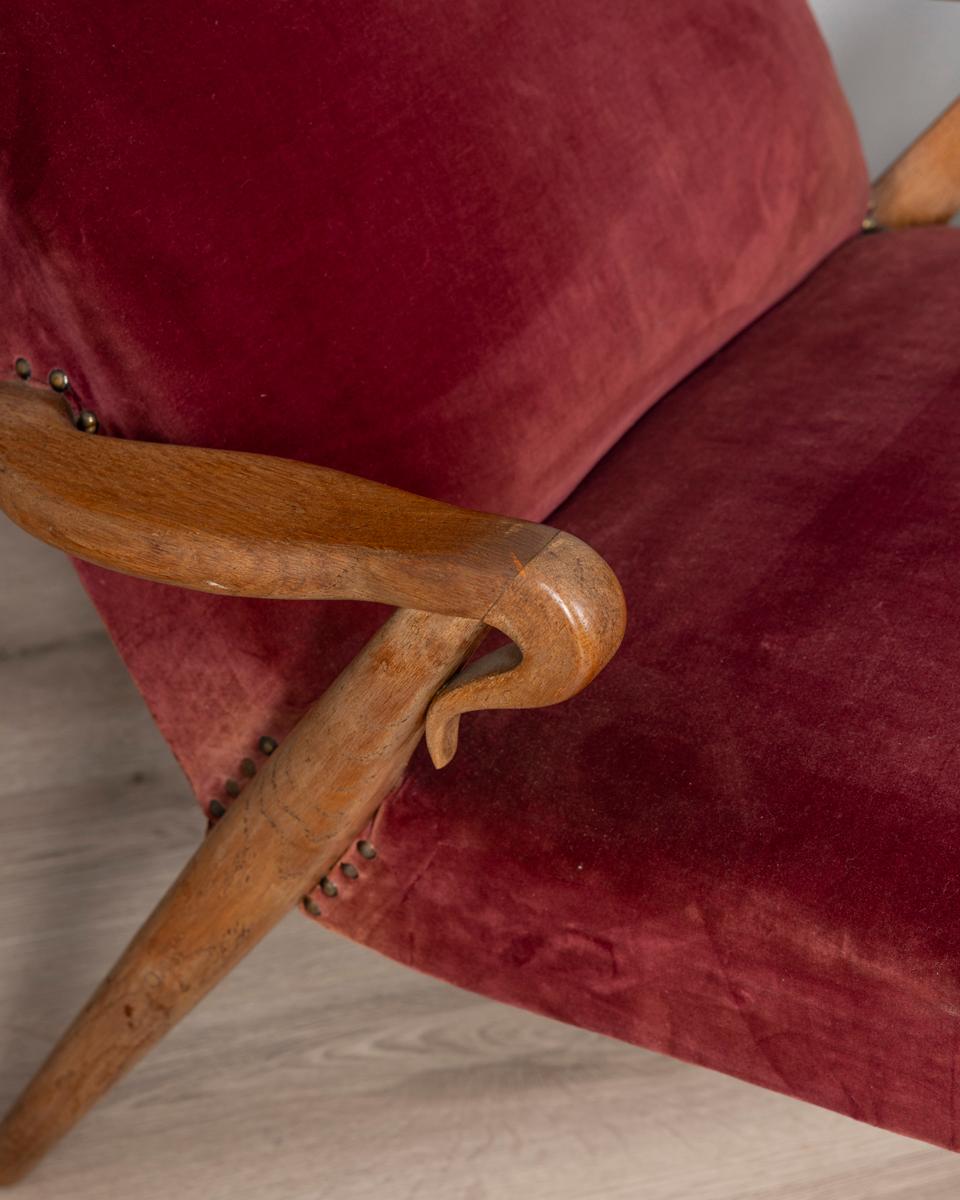 Velours Coppia di poltrone vintage anni 50 in velluto Bordeaux design Italiano en vente