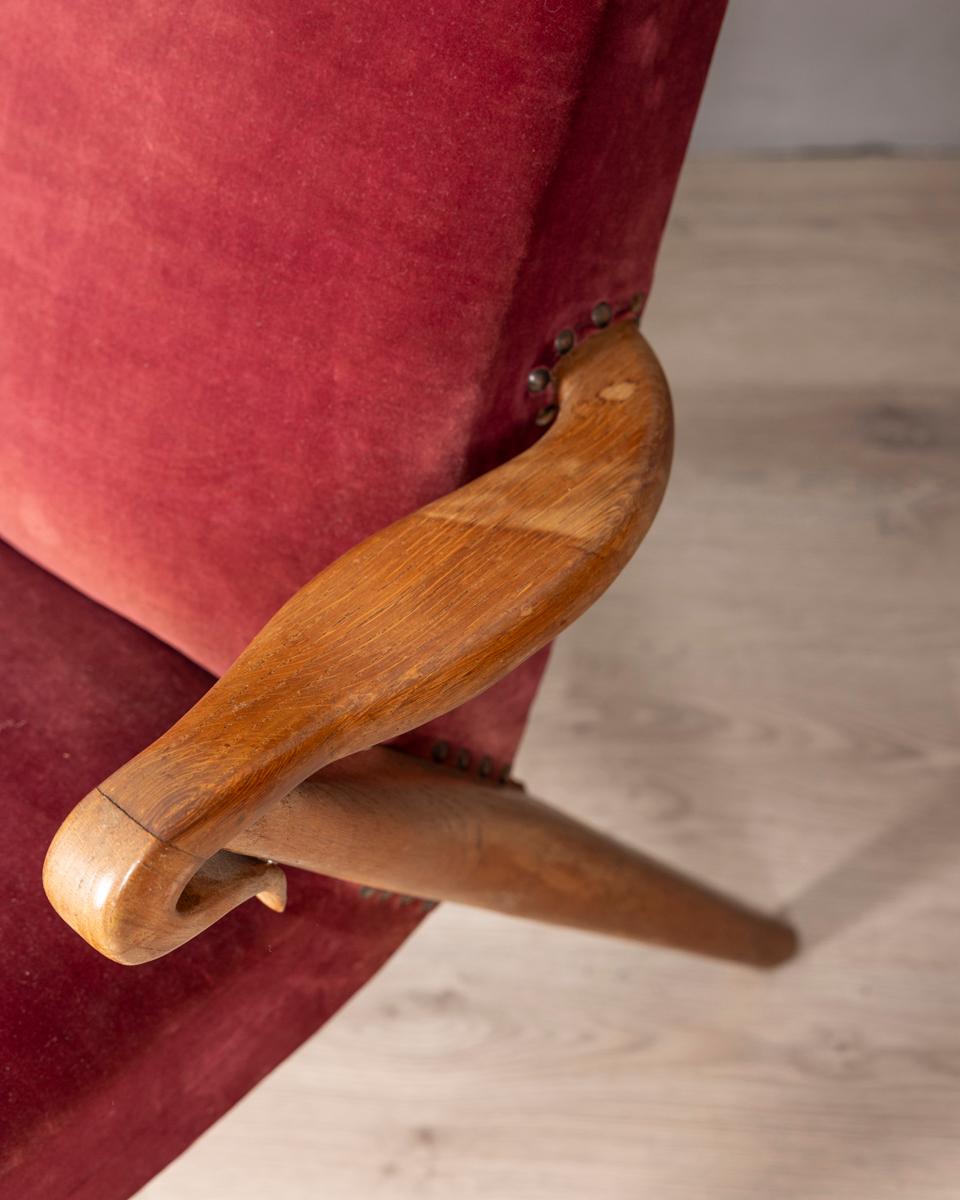 Coppia di poltrone vintage anni 50 in velluto Bordeaux design Italiano en vente 2