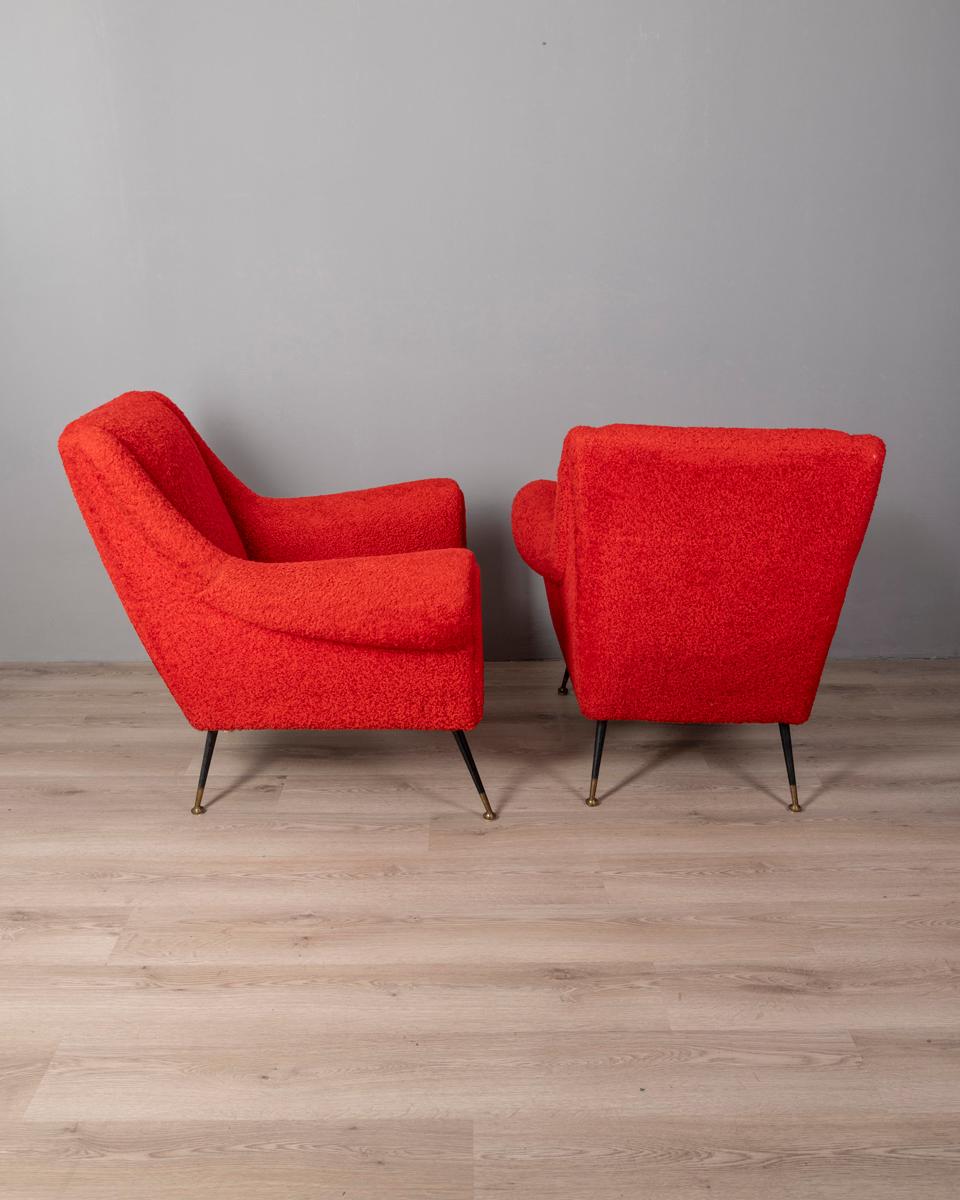 Coppia di poltrone con gambe in metallo nero e piedini in ottone dorato, rivestimento in tessuto rosso, design Italiano, anni 50.

CONDIZIONI:
In buone condizioni, possono presentare segni d'usura dati dal tempo.

DIMENSIONI: 
Altezza 90 cm;
