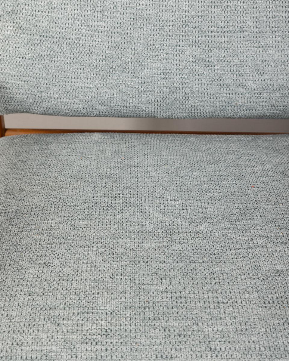 Coppia di poltrone con struttura in legno e rivestimento in tessuto grigio, lo schienale e regolabile, design Italiano, anni 60.

CONDIZIONI:
In buone condizioni, funzionante, può presentare segni d'usura dati dal tempo.

DIMENSIONI: 
Altezza 75 cm;