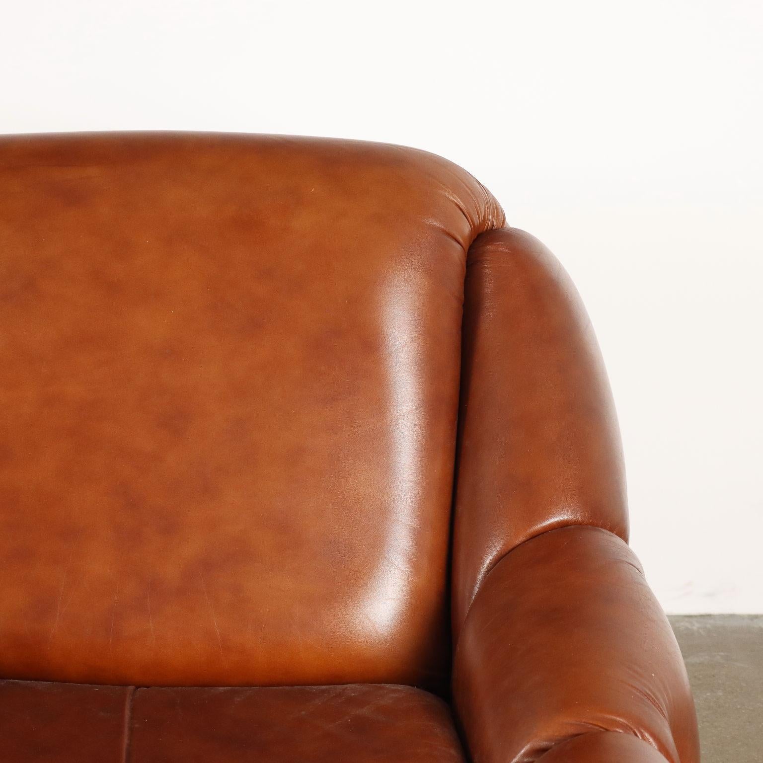 Coppia di Poltrone Vintage Anni 70 in similpelle marrone In condizioni buone in vendita a Milano, IT