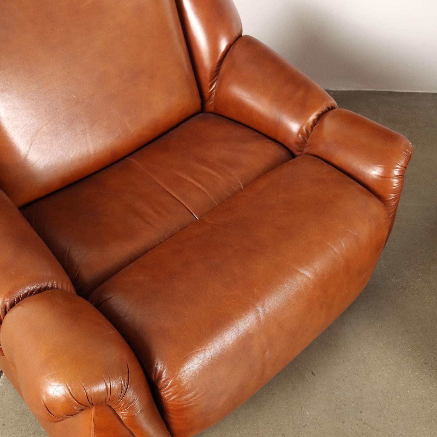 Plastica Coppia di Poltrone Vintage Anni 70 in similpelle marrone in vendita