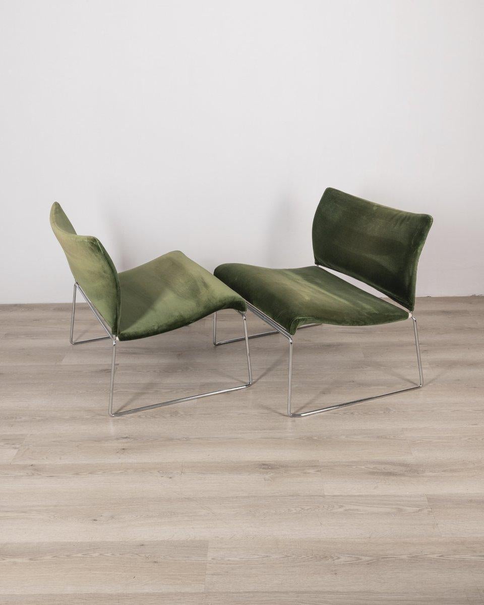 Coppia di poltrone con struttura in acciaio cromato e rivestimento in velluto verde, modello Saghi.
Design Kazuhide Takahama per Gavina, anni 70.

CONDIZIONI: In buone condizioni, può presentare segni d'usura dati dal tempo.

DIMENSIONI: Altezza 64
