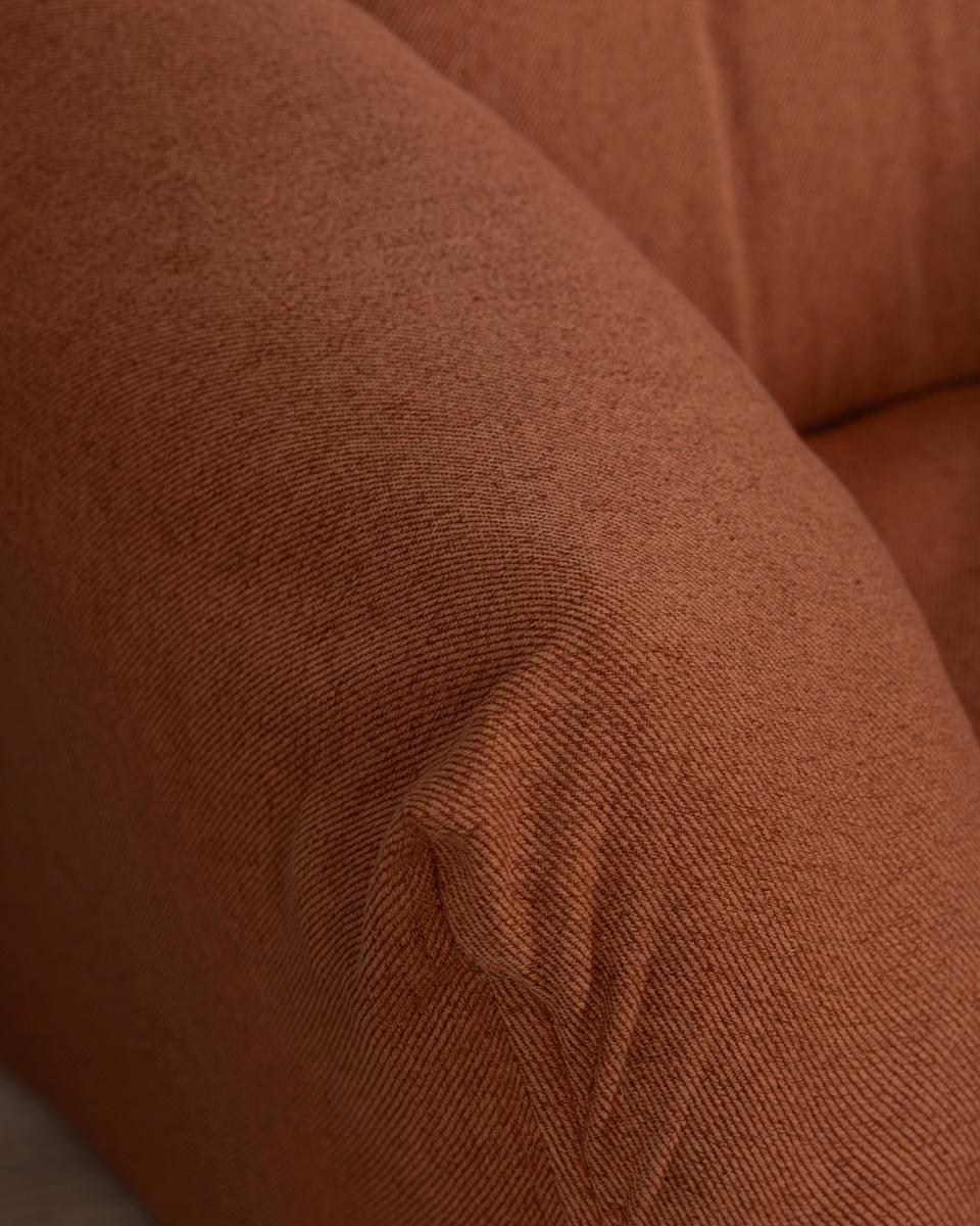 Coppia di poltrone con struttura in legno e rivestimento in tessuto beige, modello 