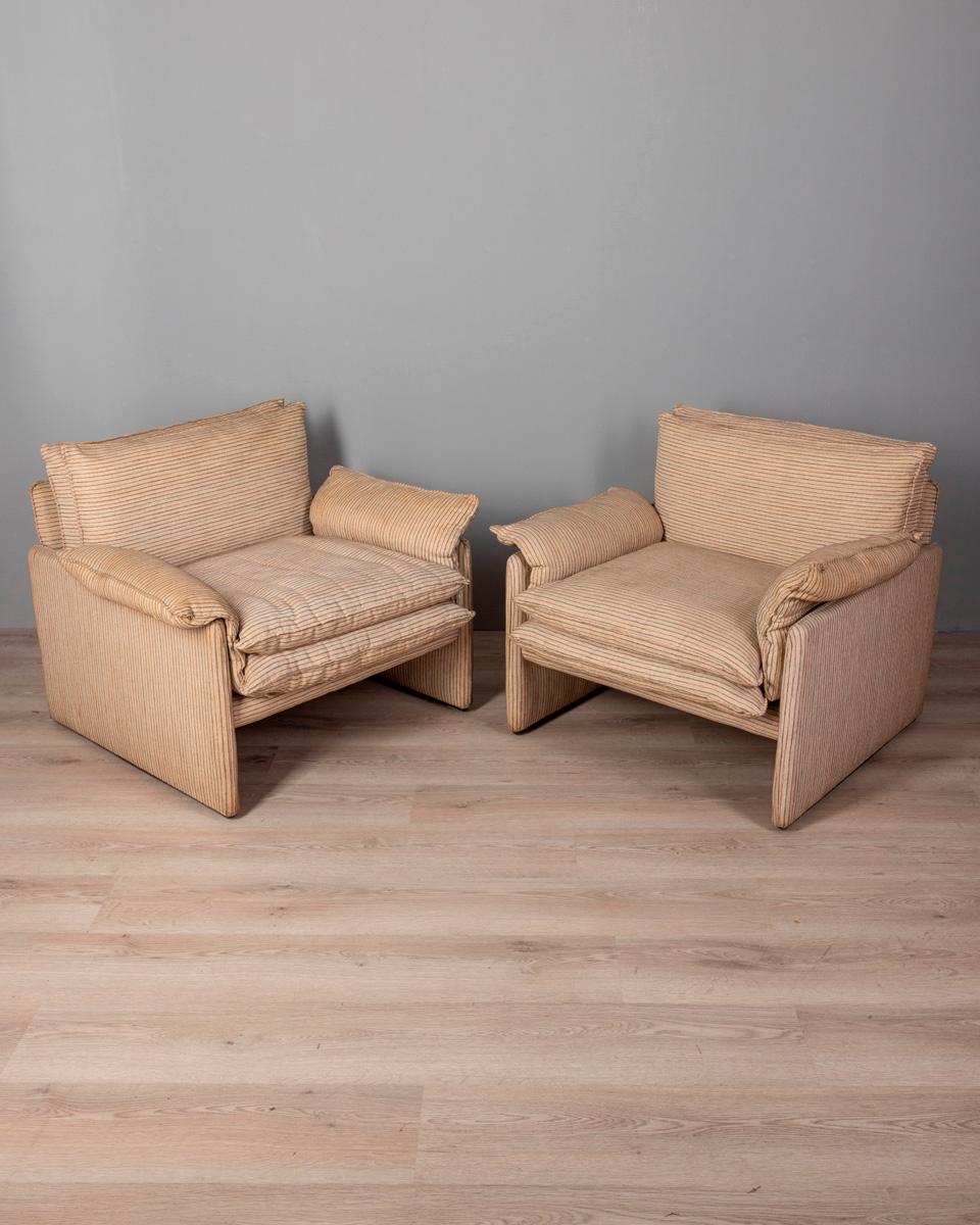 Coppia di poltrone in tessuto multicolore, design Italiano, anni 80.

CONDIZIONI:
In buone condizioni, presentano segni d'usura dati dal tempo.

DIMENSIONI: 
Altezza 73 cm; Larghezza 80 cm;  Lunghezza 85 cm;  

MATERIALI: 
Metallo e Tessuto

ANNO DI