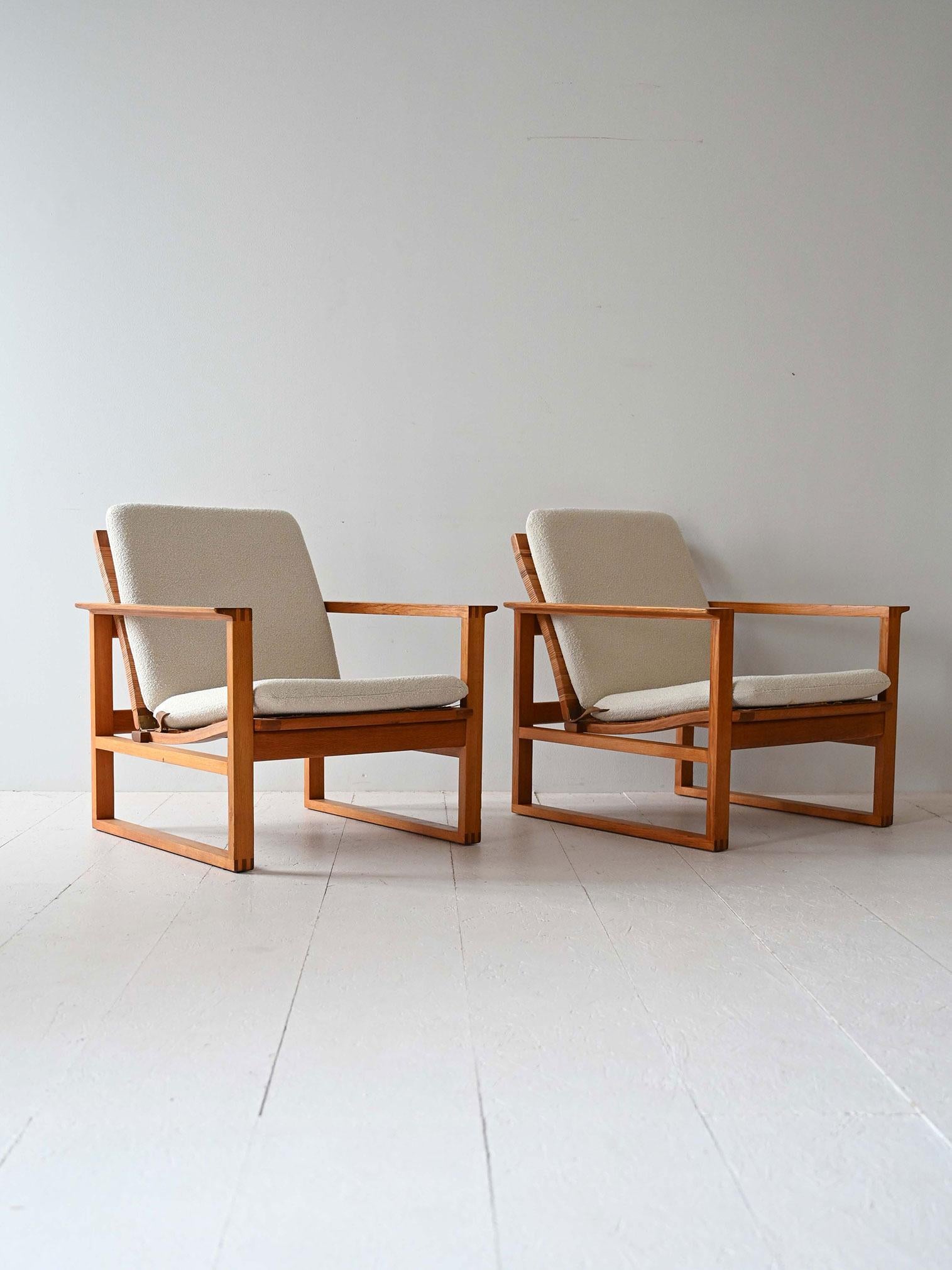 Ensemble de deux fauteuils scandinaves modèle 2256 par Børge Mogensen
 avec structure en chêne, dossier et assise en rotin. Les coussins sont en tissu bouclè blanc. 

Les lignes épurées et géométriques du cadre en bois se combinent harmonieusement