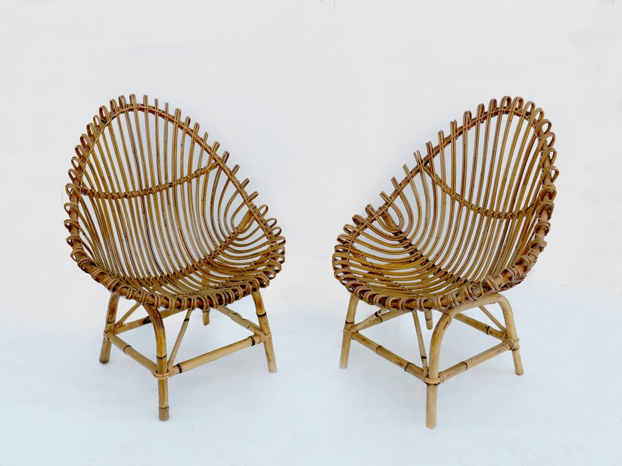 Beautiful COUPLE of vintage BAMBU' armchairs, 1960s year of the last century.
A Bonacina-style design, these two egg-shaped armchairs were made in Italy in 1960 from natural-colored bamboo. They would be perfect on a porch, in the garden or