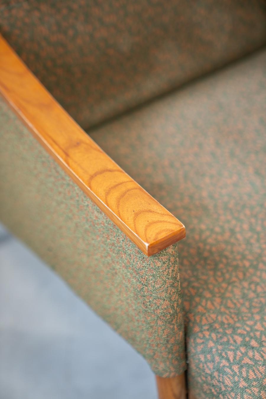 Coppia di poltrone in rovere cecoslovacco degli anni '70 con tessuto in rilievo in vendita 10