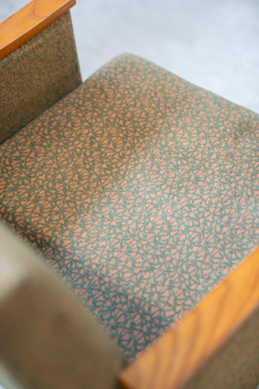 Coppia di poltrone in rovere cecoslovacco degli anni '70 con tessuto in rilievo in vendita 14