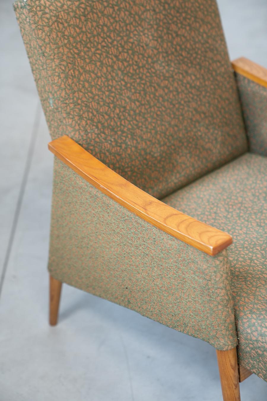 Coppia di poltrone in rovere cecoslovacco degli anni '70 con tessuto in rilievo in vendita 2
