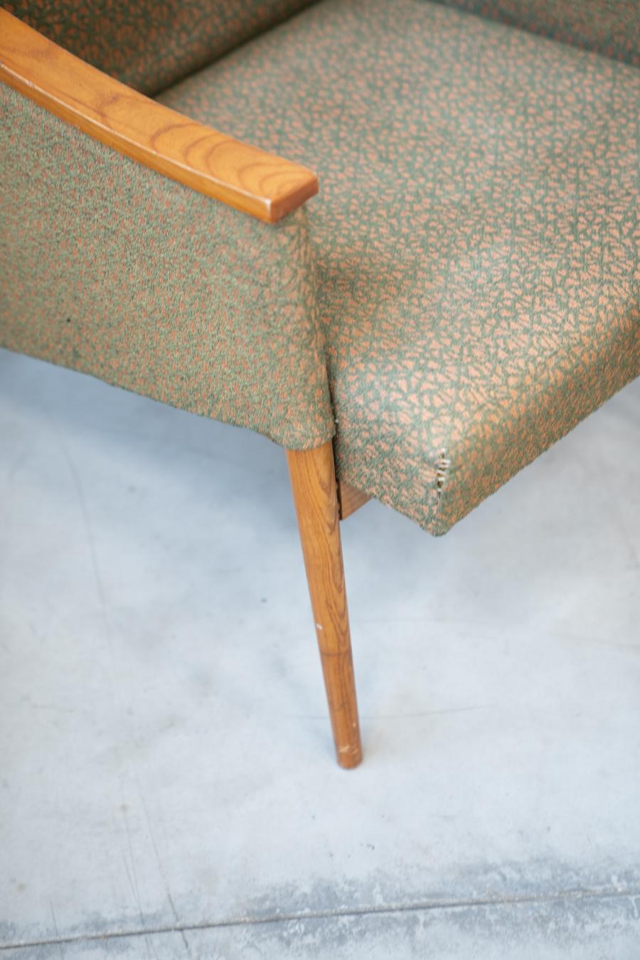 Coppia di poltrone in rovere cecoslovacco degli anni '70 con tessuto in rilievo in vendita 4