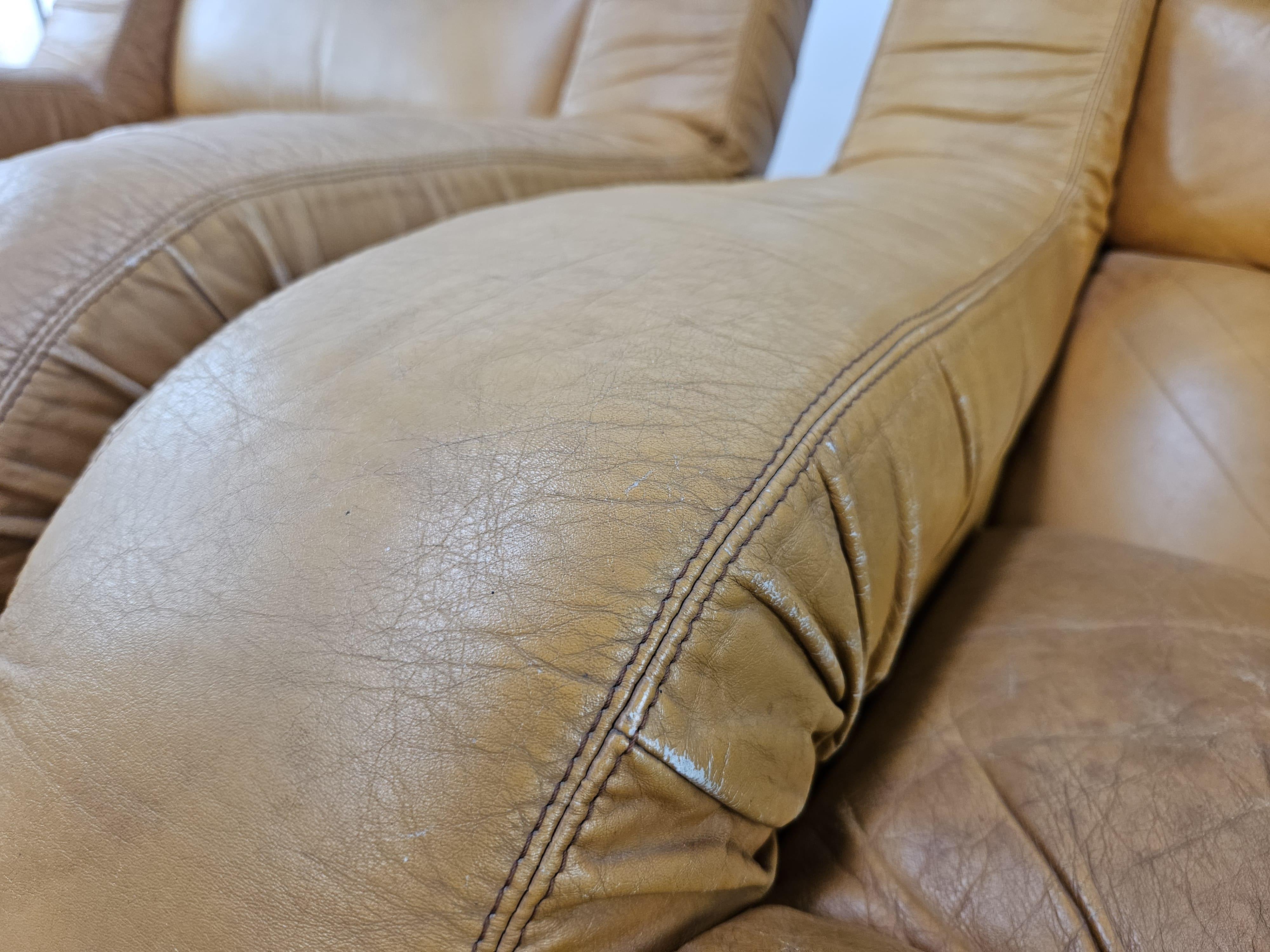 Coppia di poltrone vintage in pelle marrone anni '70 4