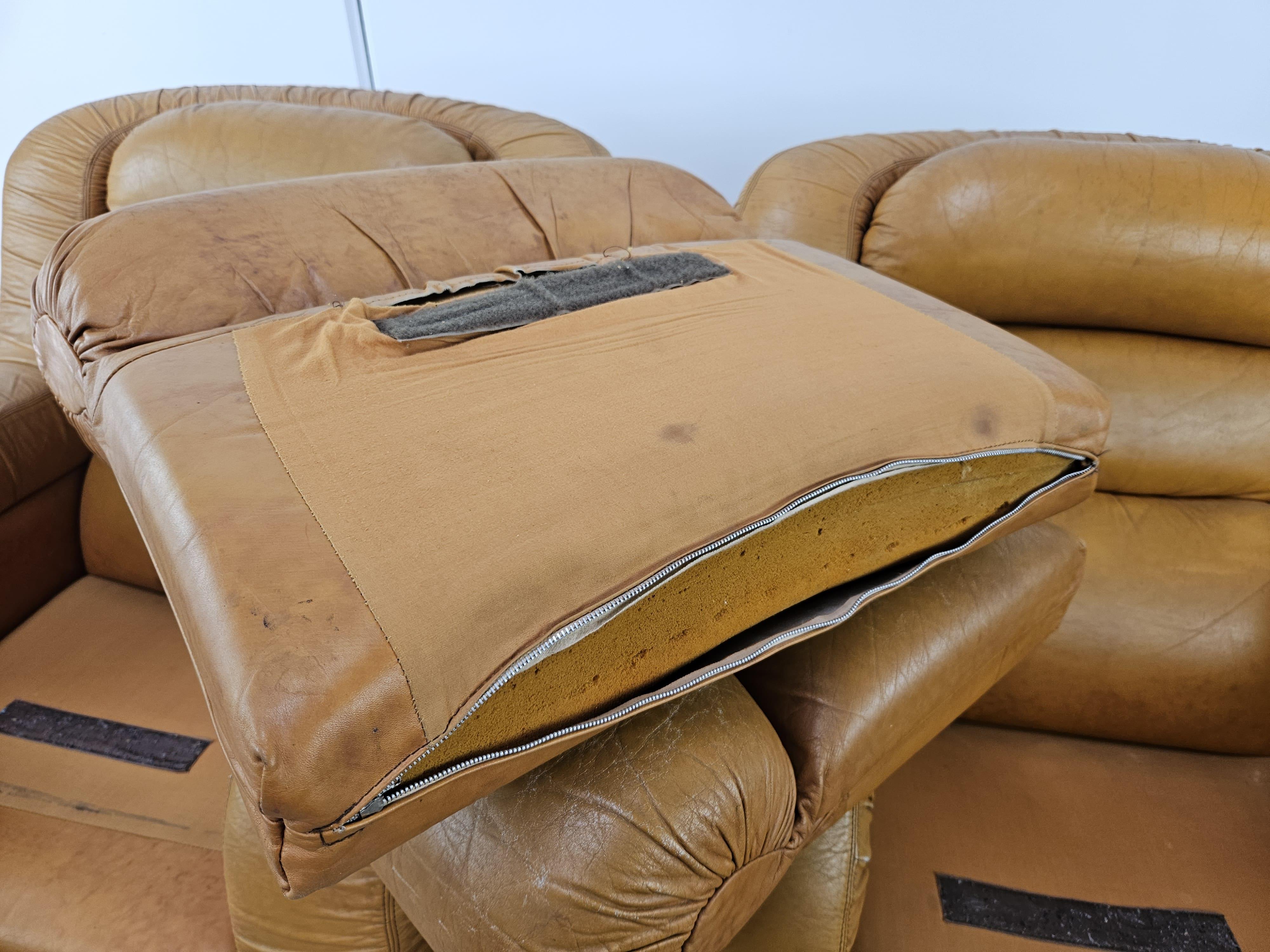 Coppia di poltrone vintage in pelle marrone anni '70 11