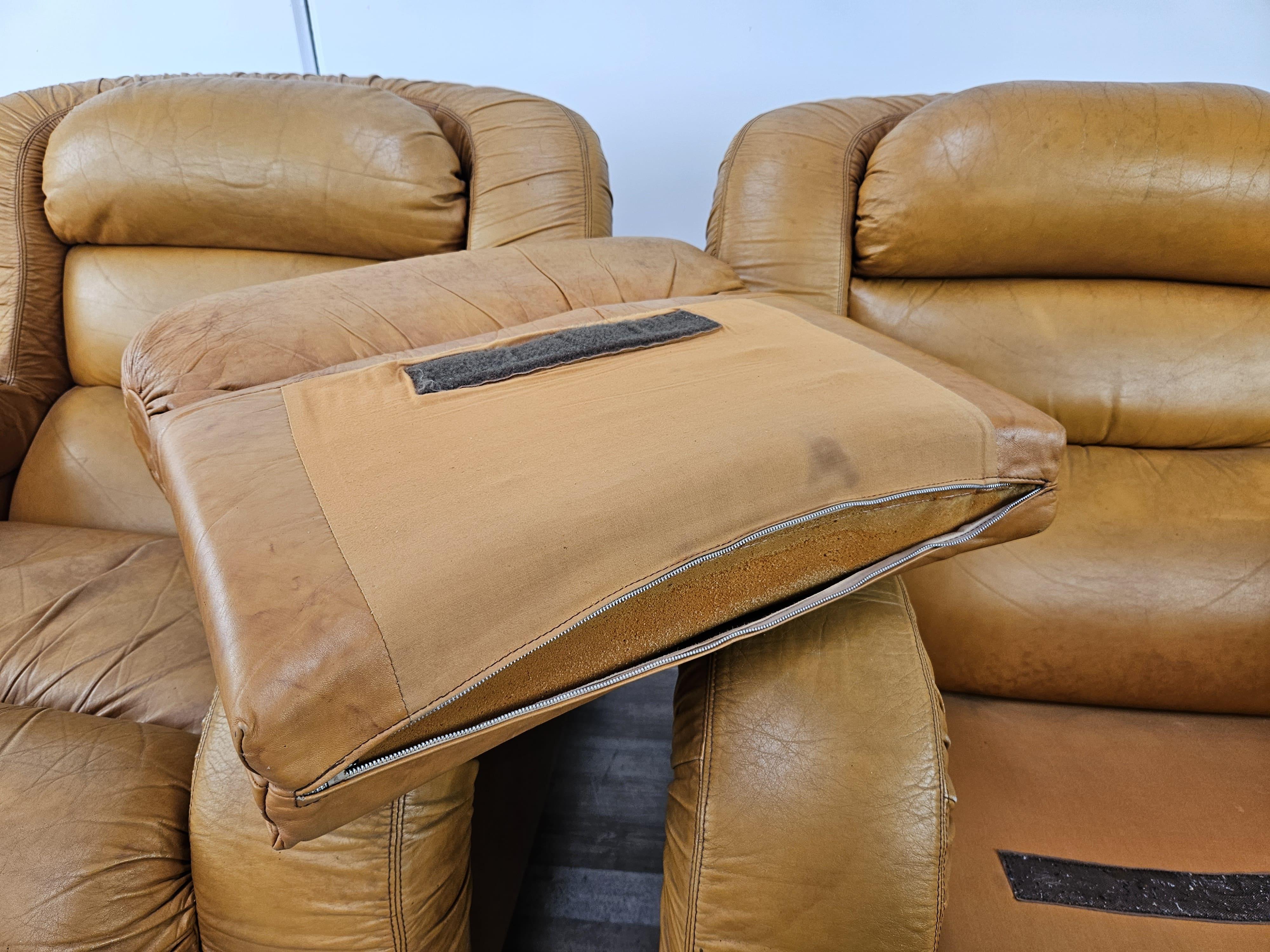 Coppia di poltrone vintage in pelle marrone anni '70 12