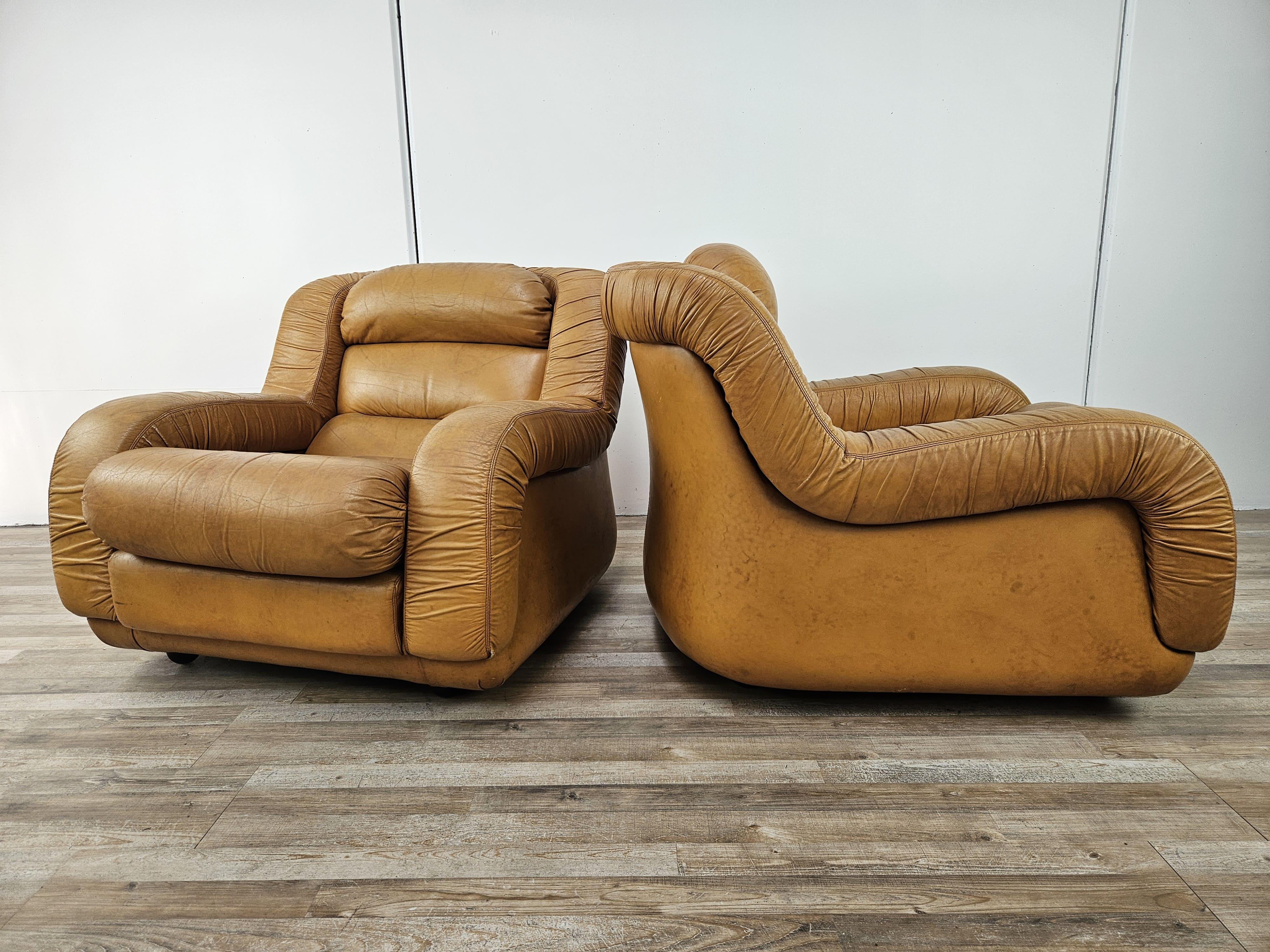 Coppia di poltrone in pelle marrone/cognac dei primi anni '70 con piedi a semisfera in legno.

Molto comode e morbide grazie all'imbottitura e alla struttura avvolgente che regala momenti di relax in ogni contesto, dalla casa all'ufficio.

Altezza