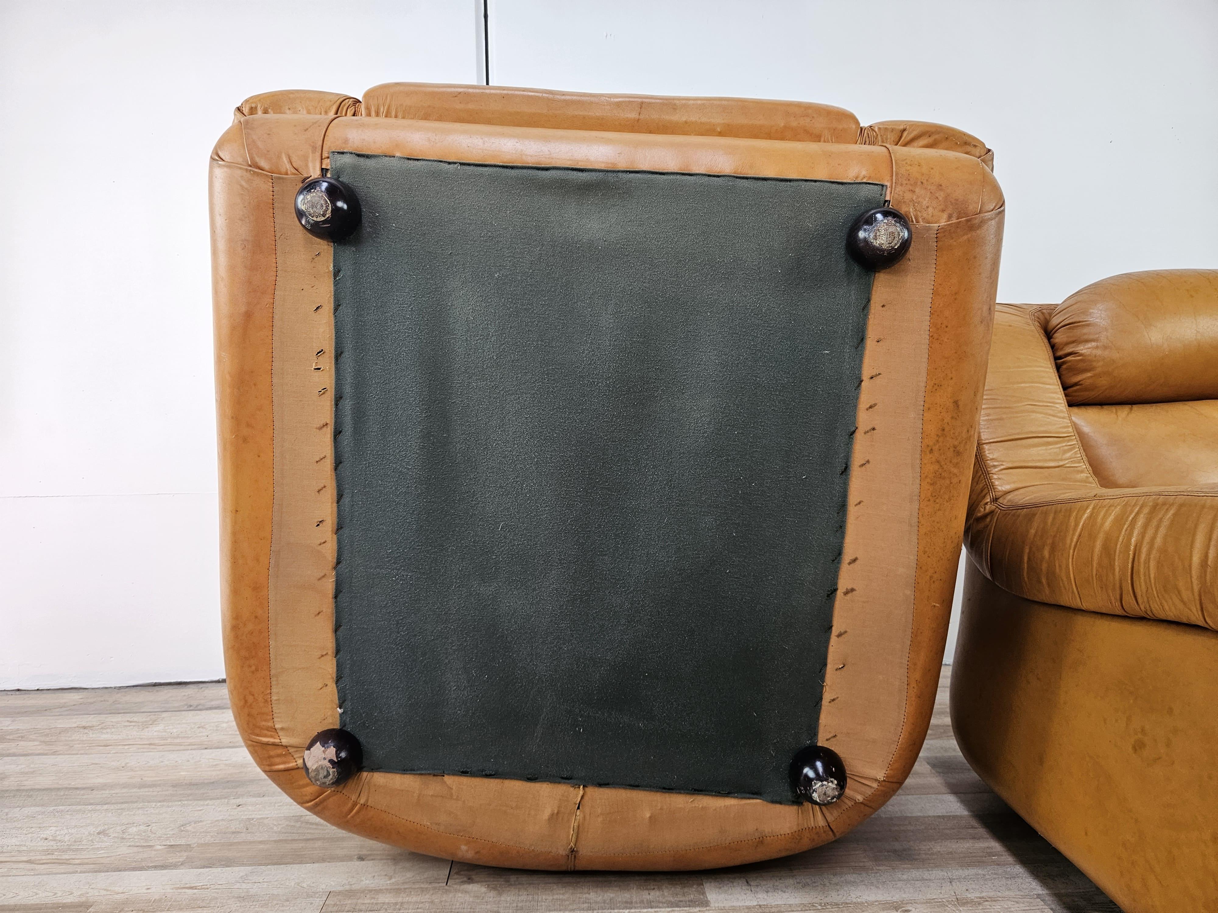 Coppia di poltrone vintage in pelle marrone anni '70 13
