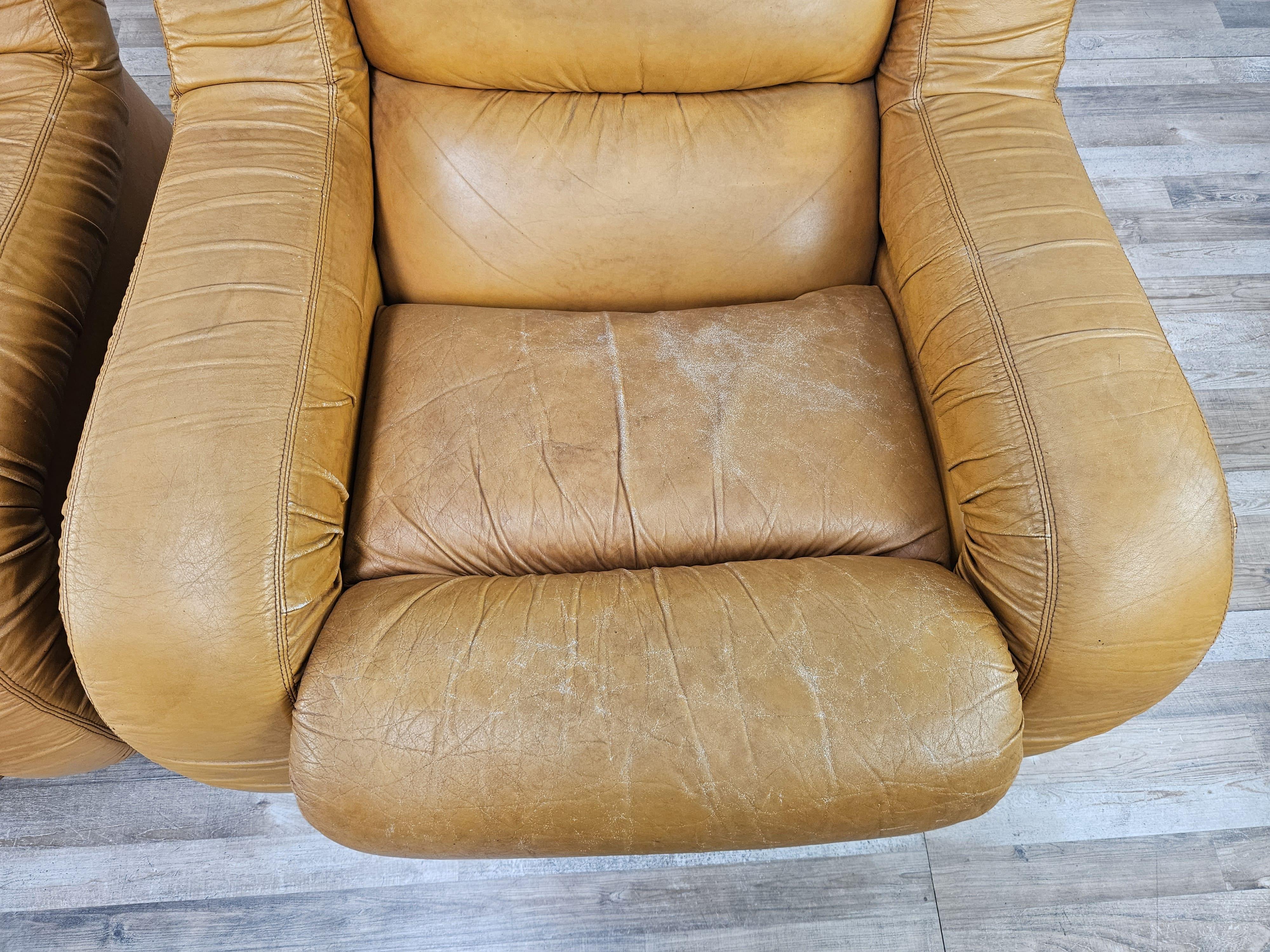 Coppia di poltrone vintage in pelle marrone anni '70 1