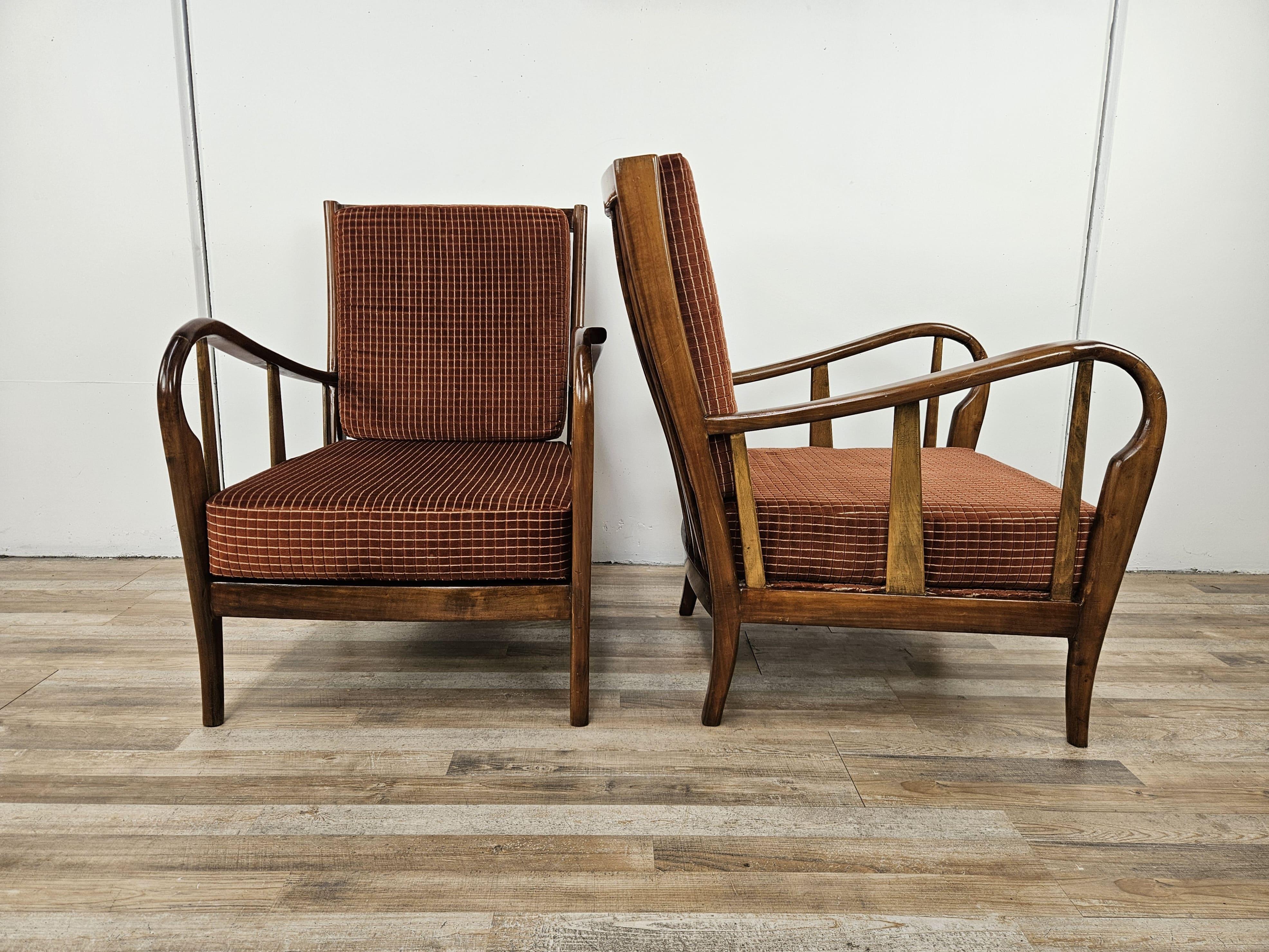 Poltrone anni '50 con struttura interamente in legno e cuscini rivestiti da un bellissimo tessuto a righe crema e rosso/terra.

Si prestano per zone relax, ampi soggiorni o angoli d'arredo con un tocco di vintage e moderno.

Lucidate ad olio,