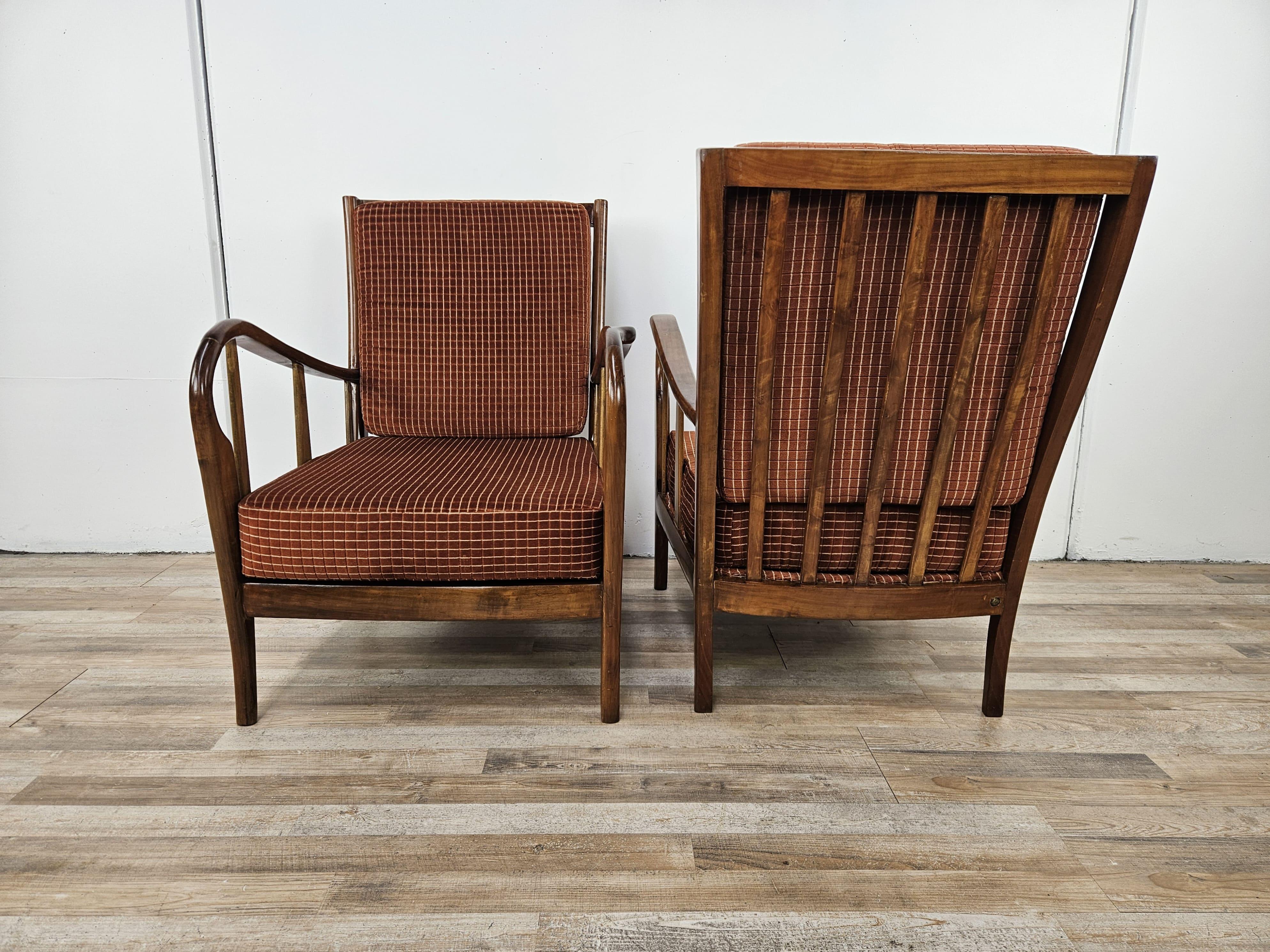 Mid-Century moderno Coppia di poltrone vintage italiane in legno e imbottitura 1950 in vendita