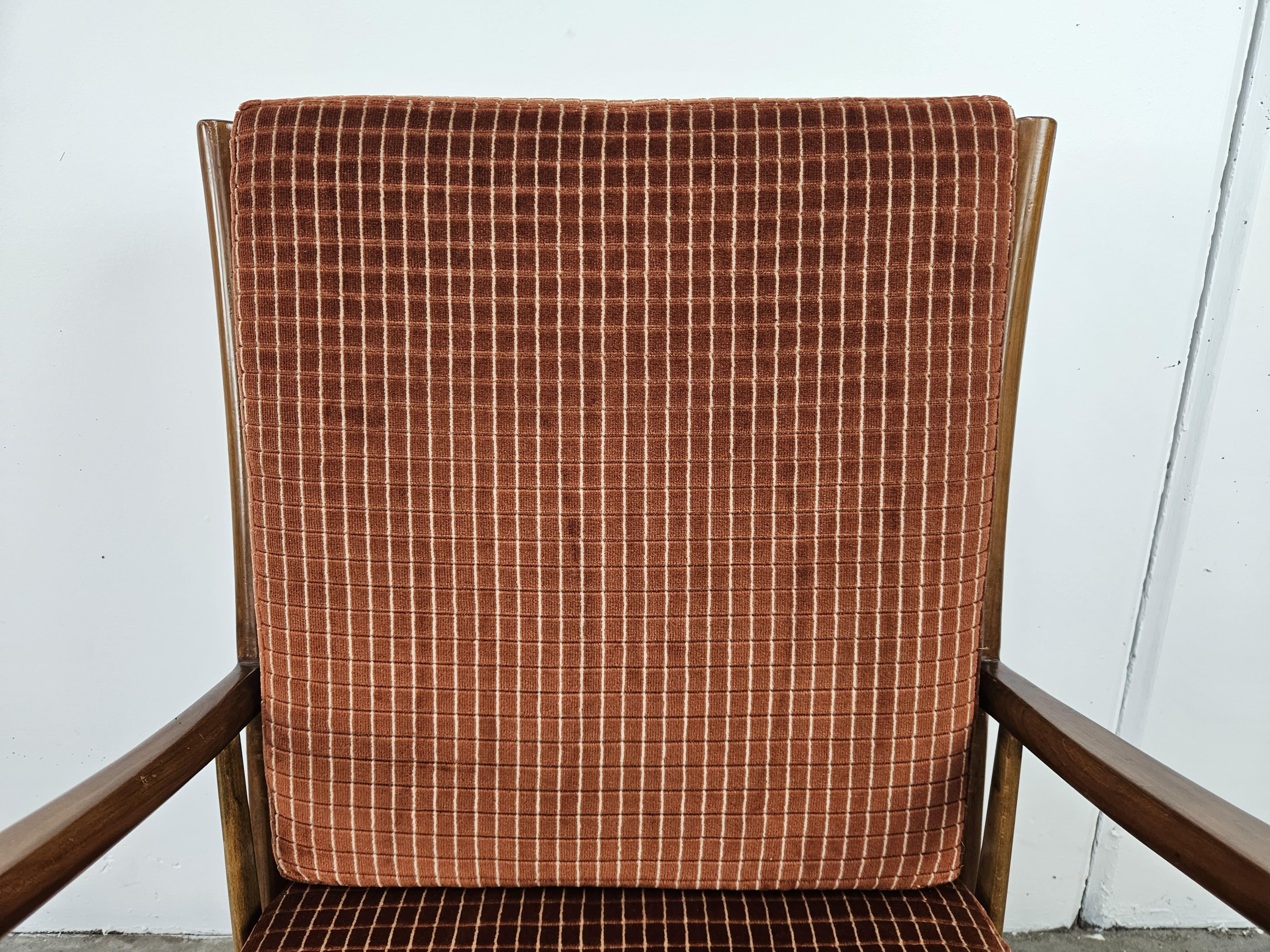 Mid-20th Century Coppia di poltrone vintage italiane in legno e imbottitura 1950 in vendita